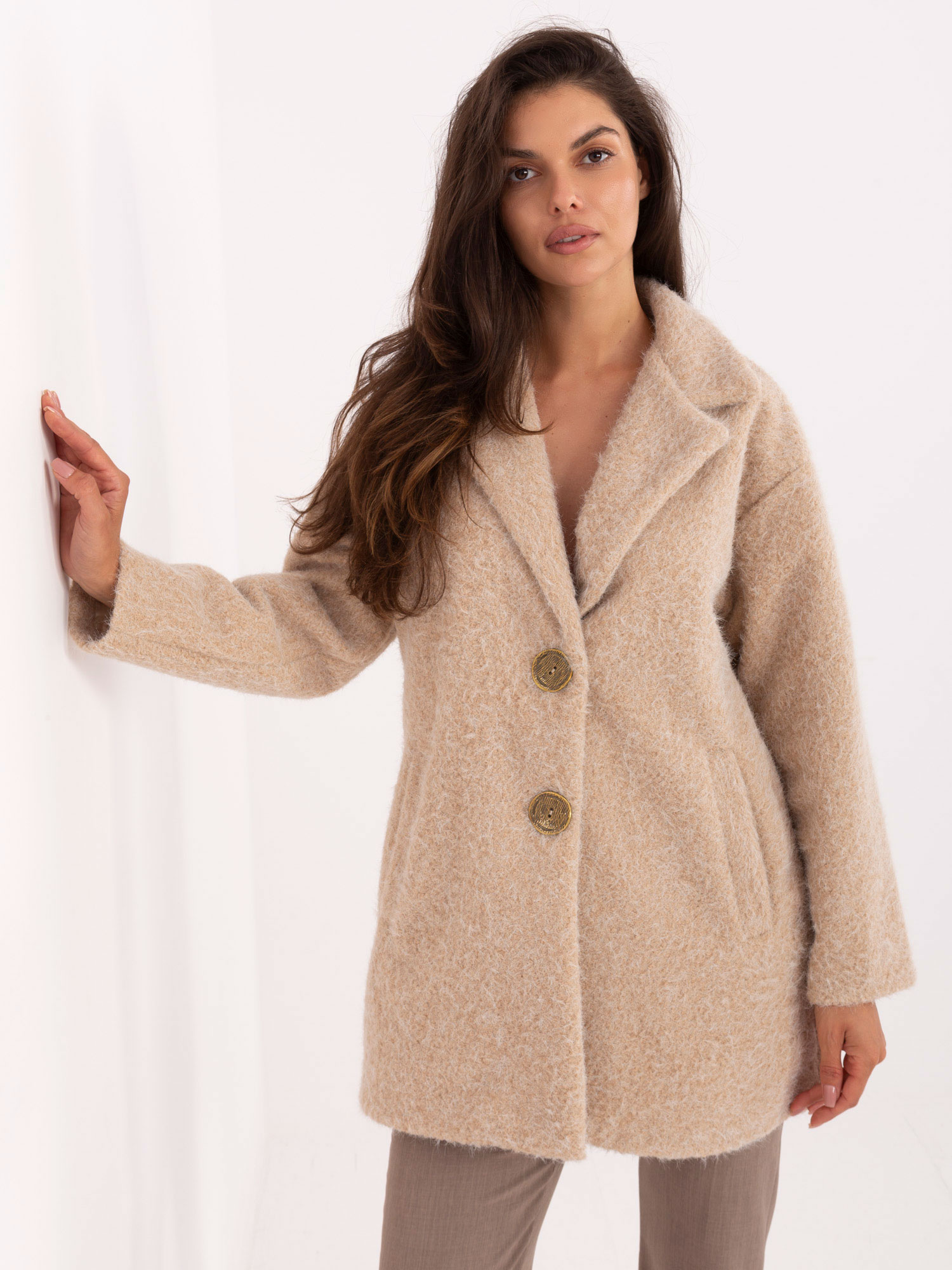 Béžový dámsky krátky teddy kabát IT-PL-96775.19P-beige Veľkosť: ONE SIZE