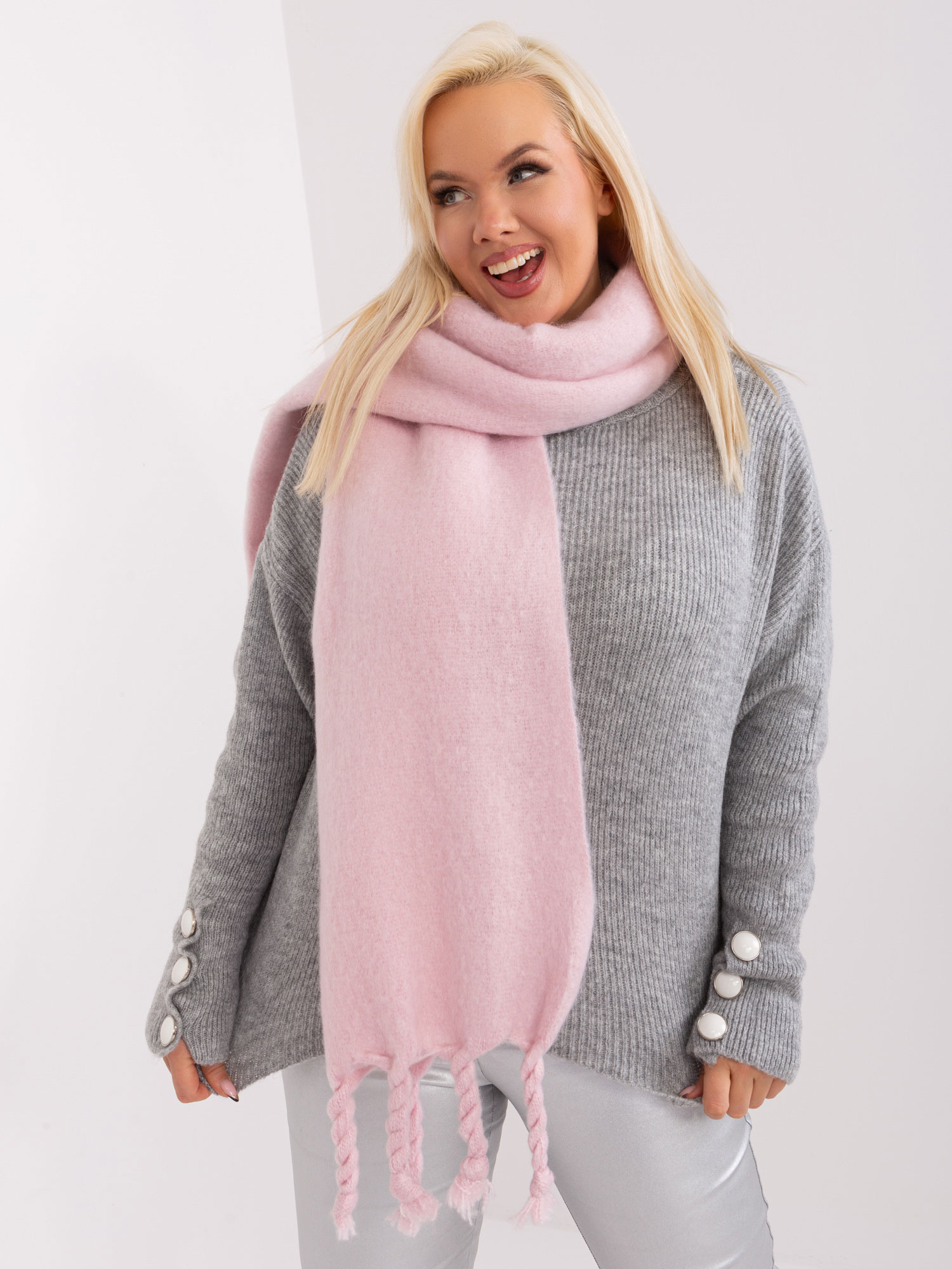 Svetloružový šál s vrkočmi -AT-SZ-2313502.31P-light pink Veľkosť: ONE SIZE
