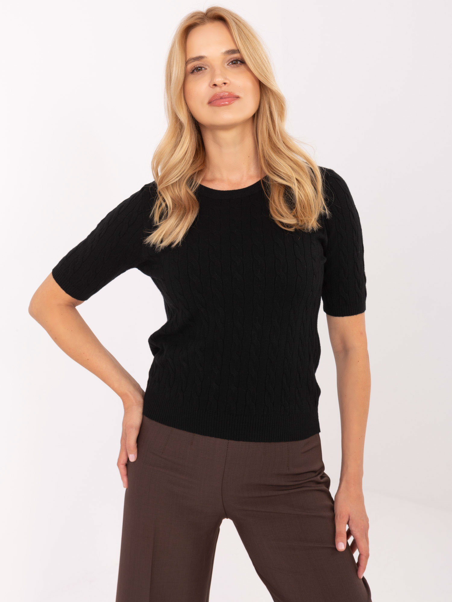 Čierny dámsky vrkôčikový sveter s krátkym rukávom PM-SW-PM-5065.28-black Veľkosť: S/M
