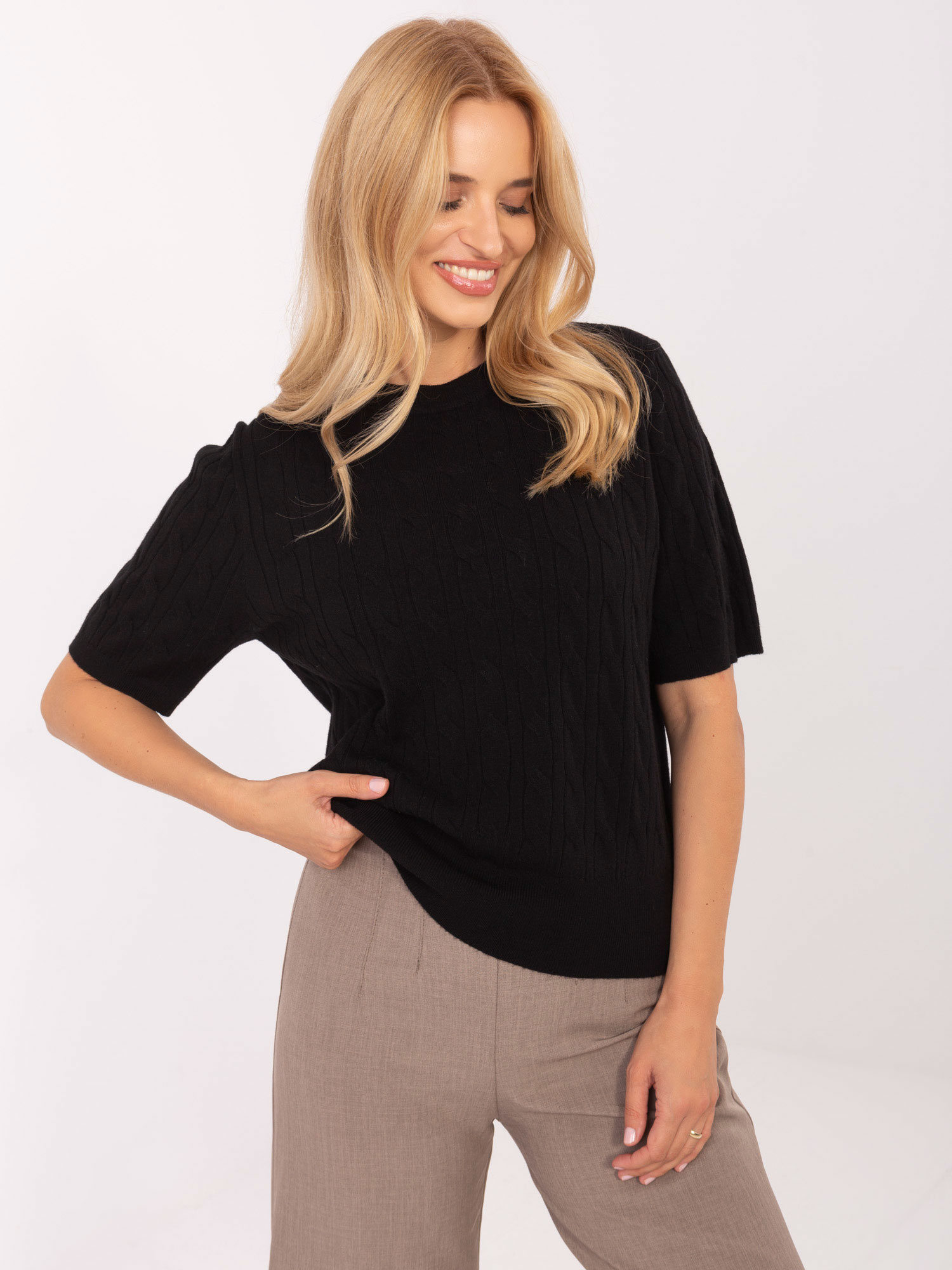 Čierny dámsky vrkôčikový sveter s krátkym rukávom PM-SW-N30085.34-black Veľkosť: L/XL