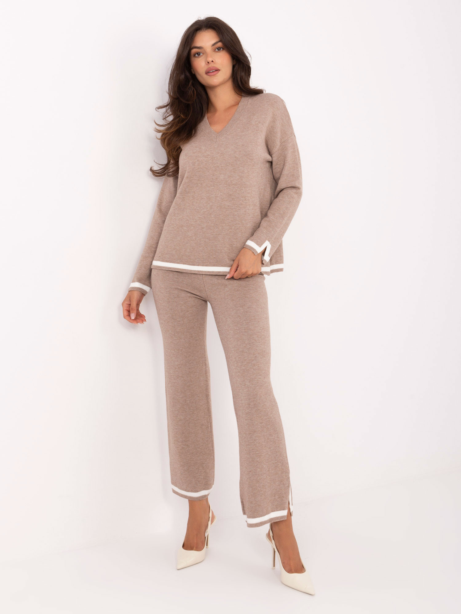 Béžový dámsky pletený set s kontrastným lemovaním IT-KMPL-99062.66-dark beige Veľkosť: ONE SIZE
