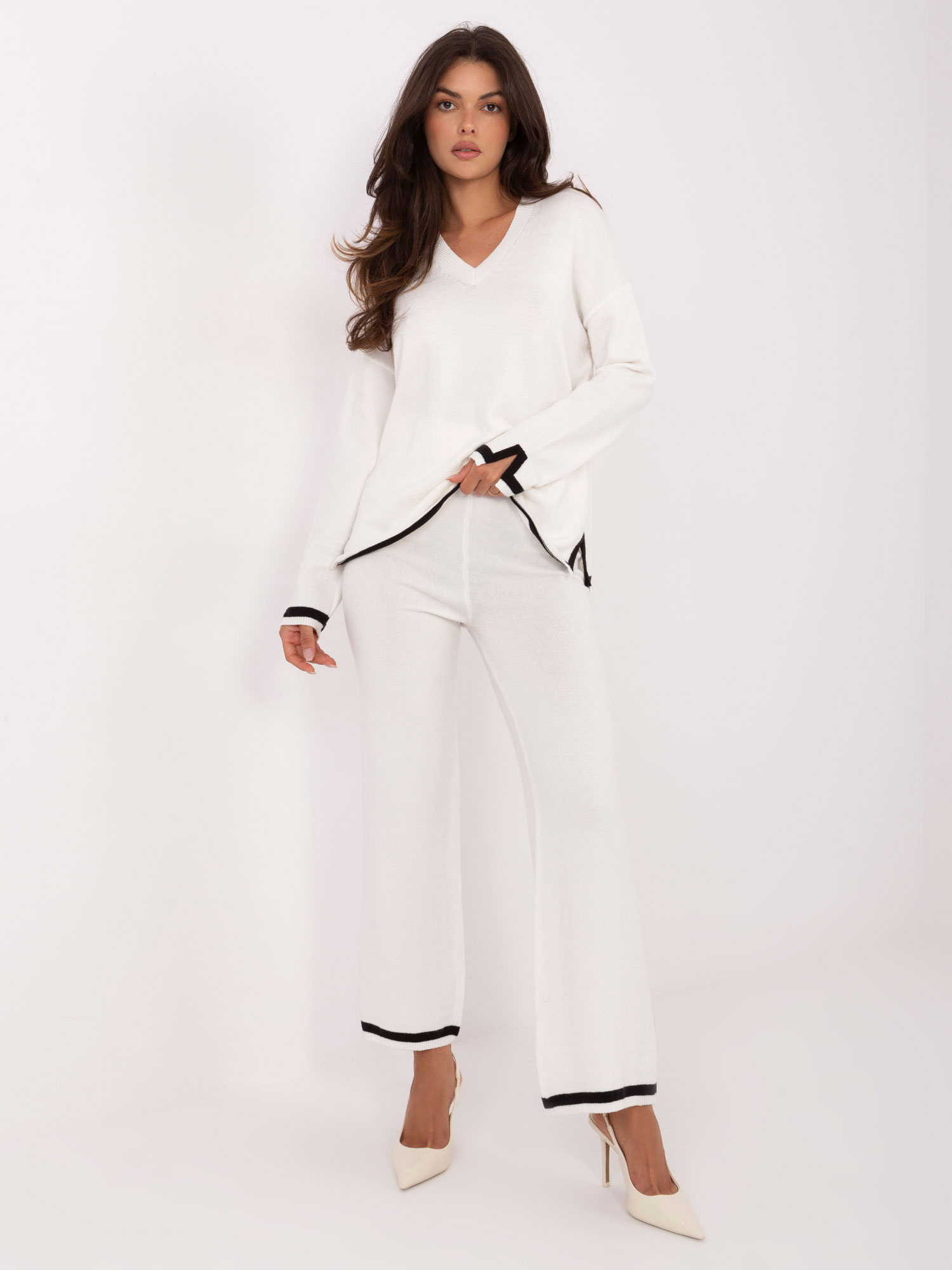 Smotanový dámsky pletený set s kontrastným lemovaním IT-KMPL-99062.66-ecru Veľkosť: ONE SIZE