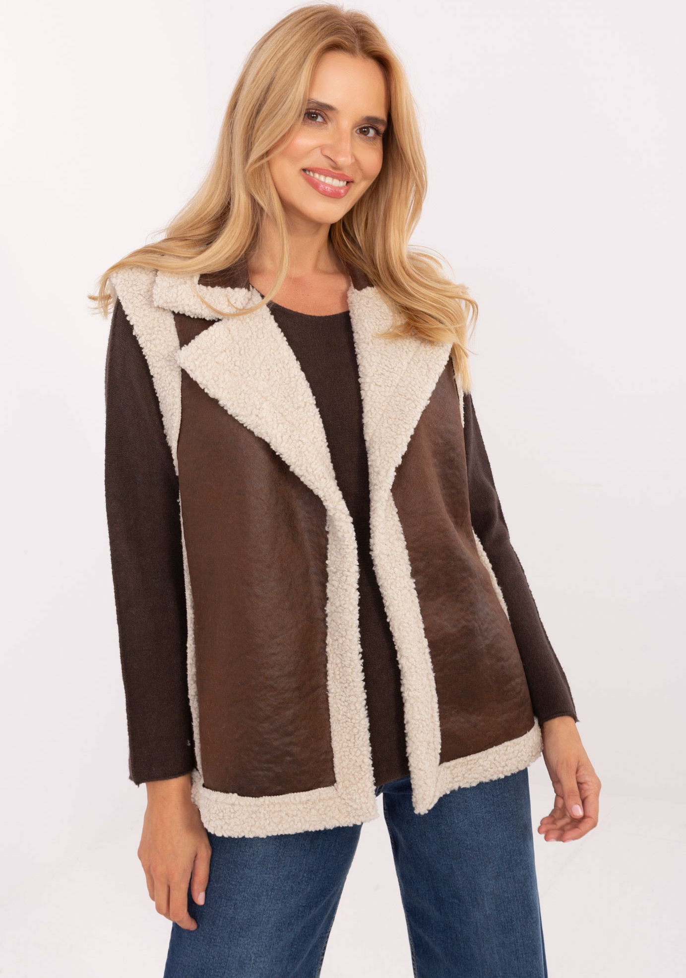 Hnedá dámska krátka vesta s kožúškom IT-KZ-96917.69-BROWN Veľkosť: ONE SIZE