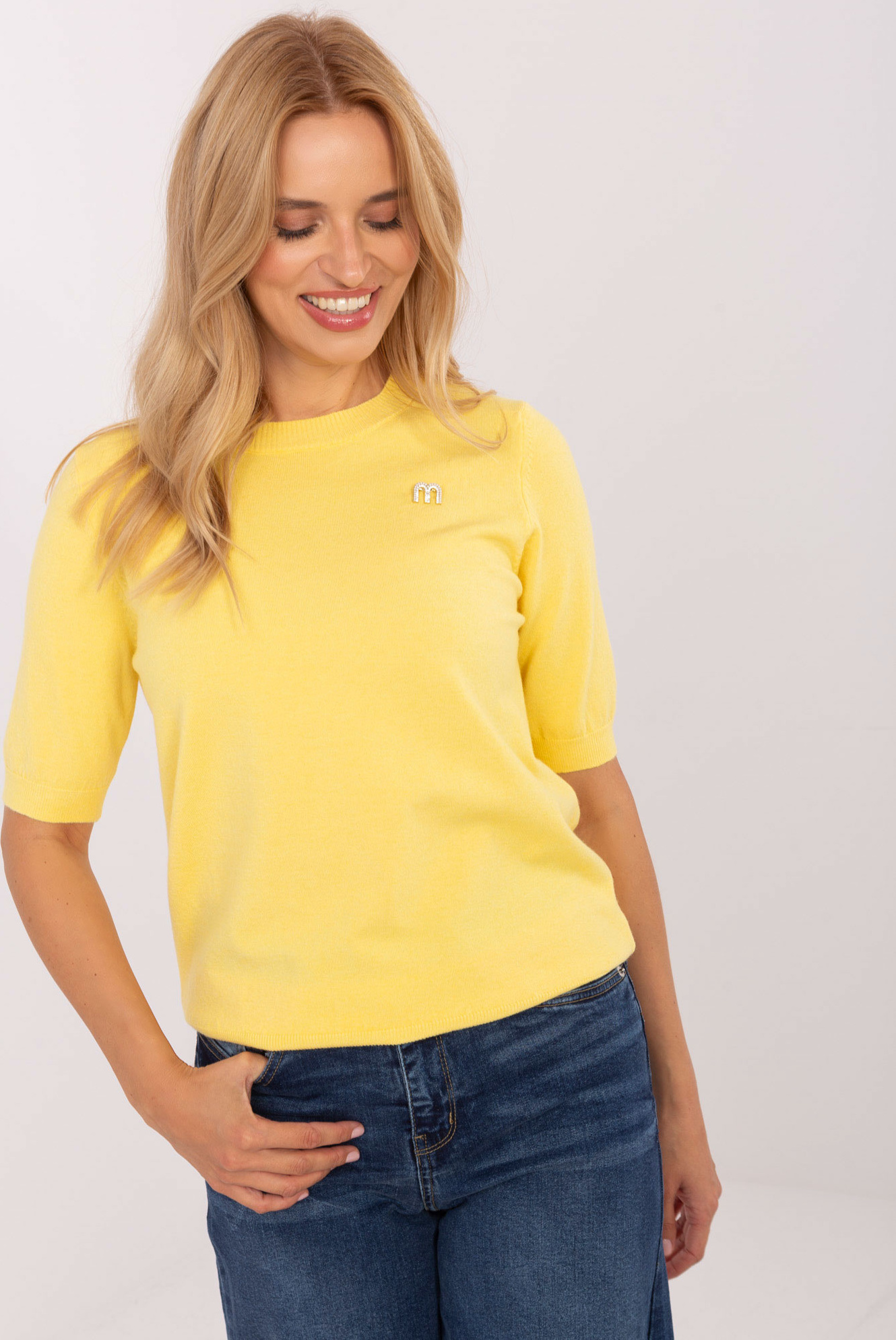 Žltý dámsky viskózový sveter s brošňou PM-SW-Y2508.33-yellow Veľkosť: M/L