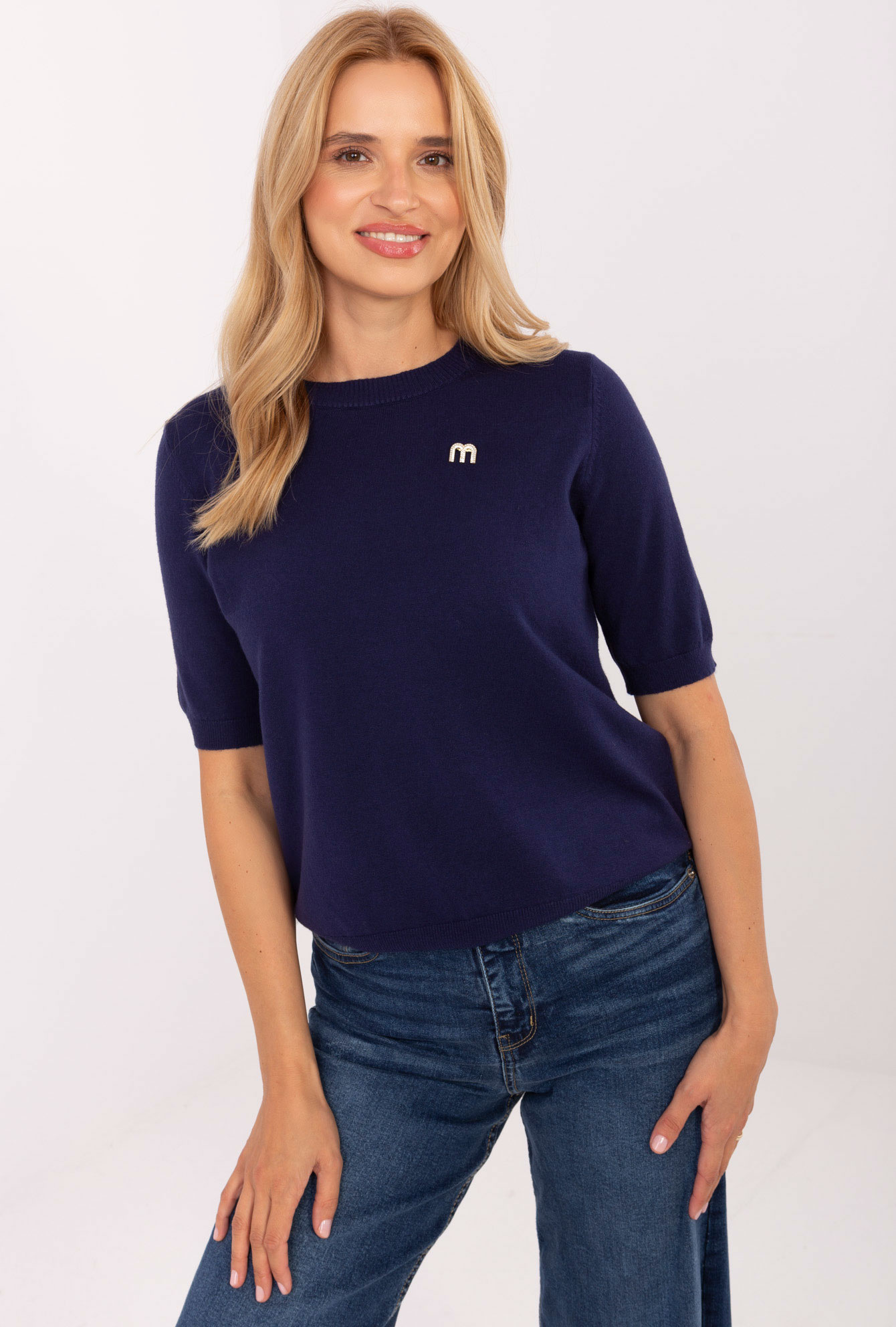 Tmavo modrý dámsky viskózový sveter s brošňou PM-SW-Y2508.33-navy Veľkosť: M/L