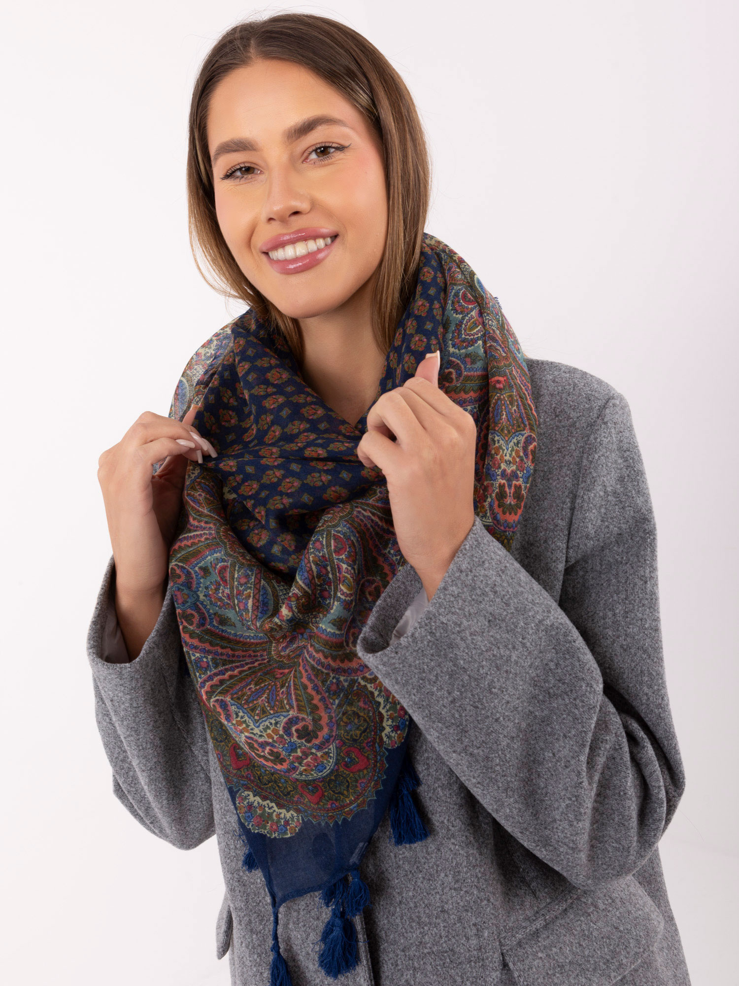 Tmavo-modrá dámska šatka so strapcami AT-CH-ENEC-72.31P-dark blue Veľkosť: ONE SIZE