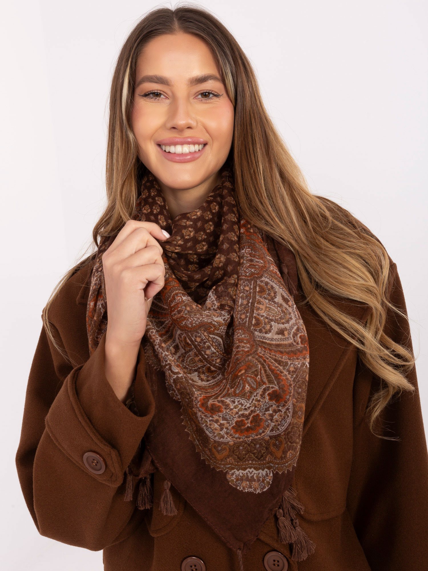 Hnedá dámska šatka so strapcami AT-CH-ENEC-72.31P-brown Veľkosť: ONE SIZE