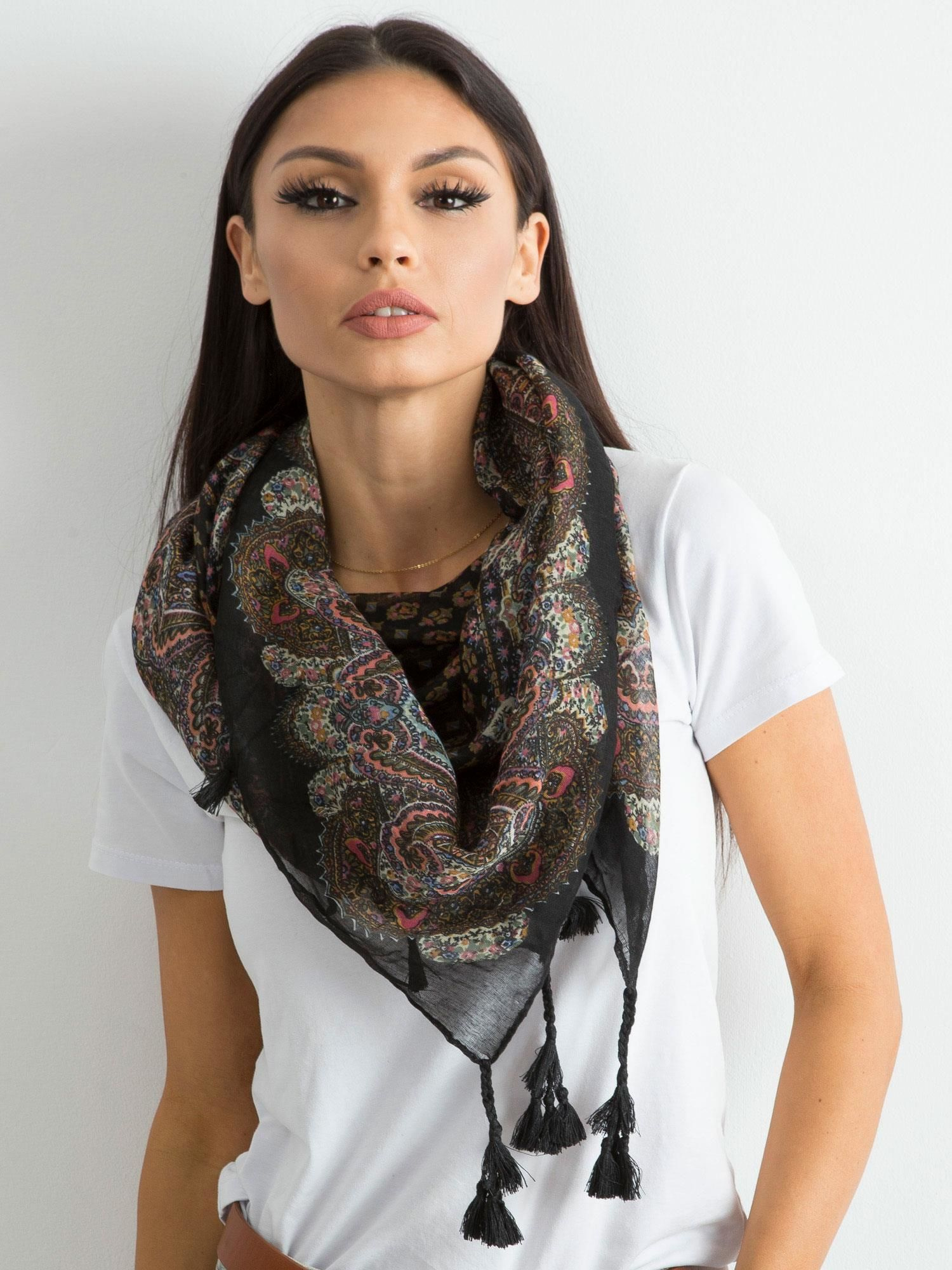 Čierna dámska šatka so strapcami AT-CH-ENEC-72.31P-black Veľkosť: ONE SIZE