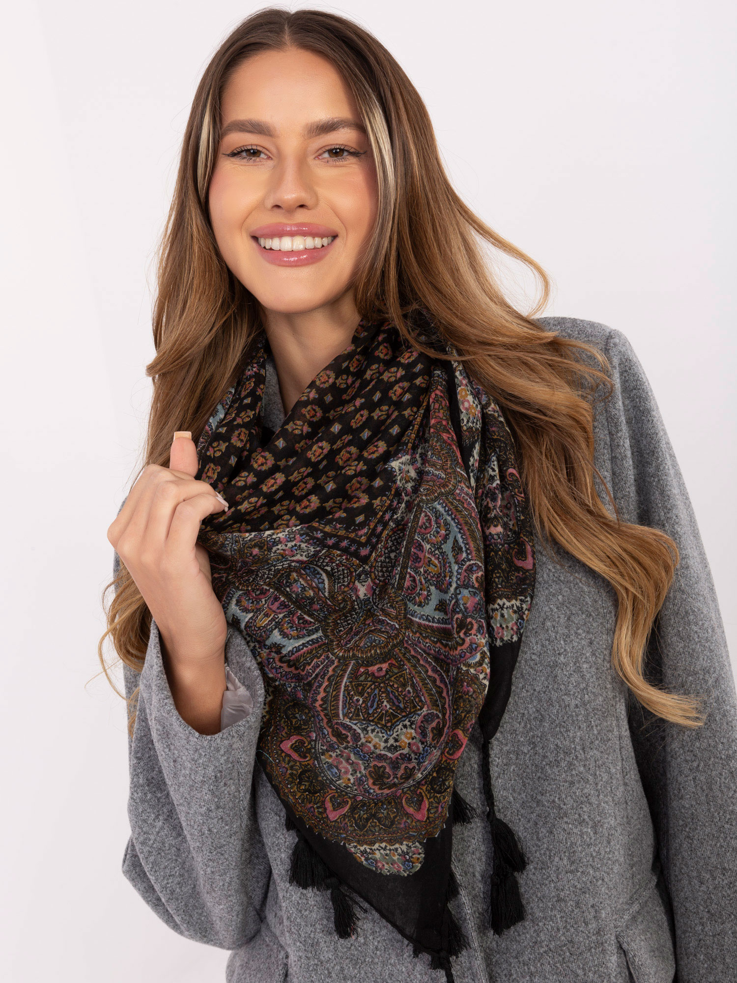 Čierna dámska šatka so strapcami AT-CH-ENEC-72.31P-black Veľkosť: ONE SIZE