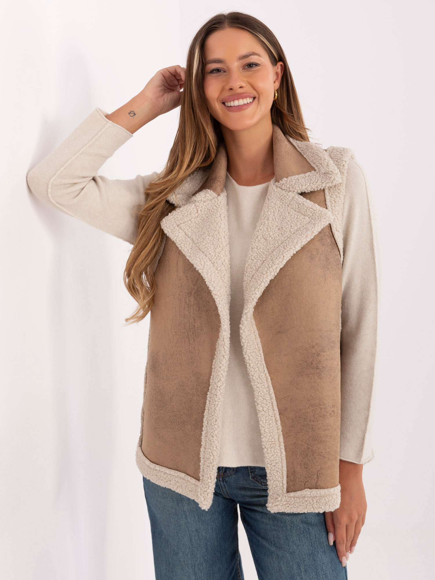 Béžová dámska krátka vesta s kožúškom IT-KZ-96917.69-beige Veľkosť: ONE SIZE