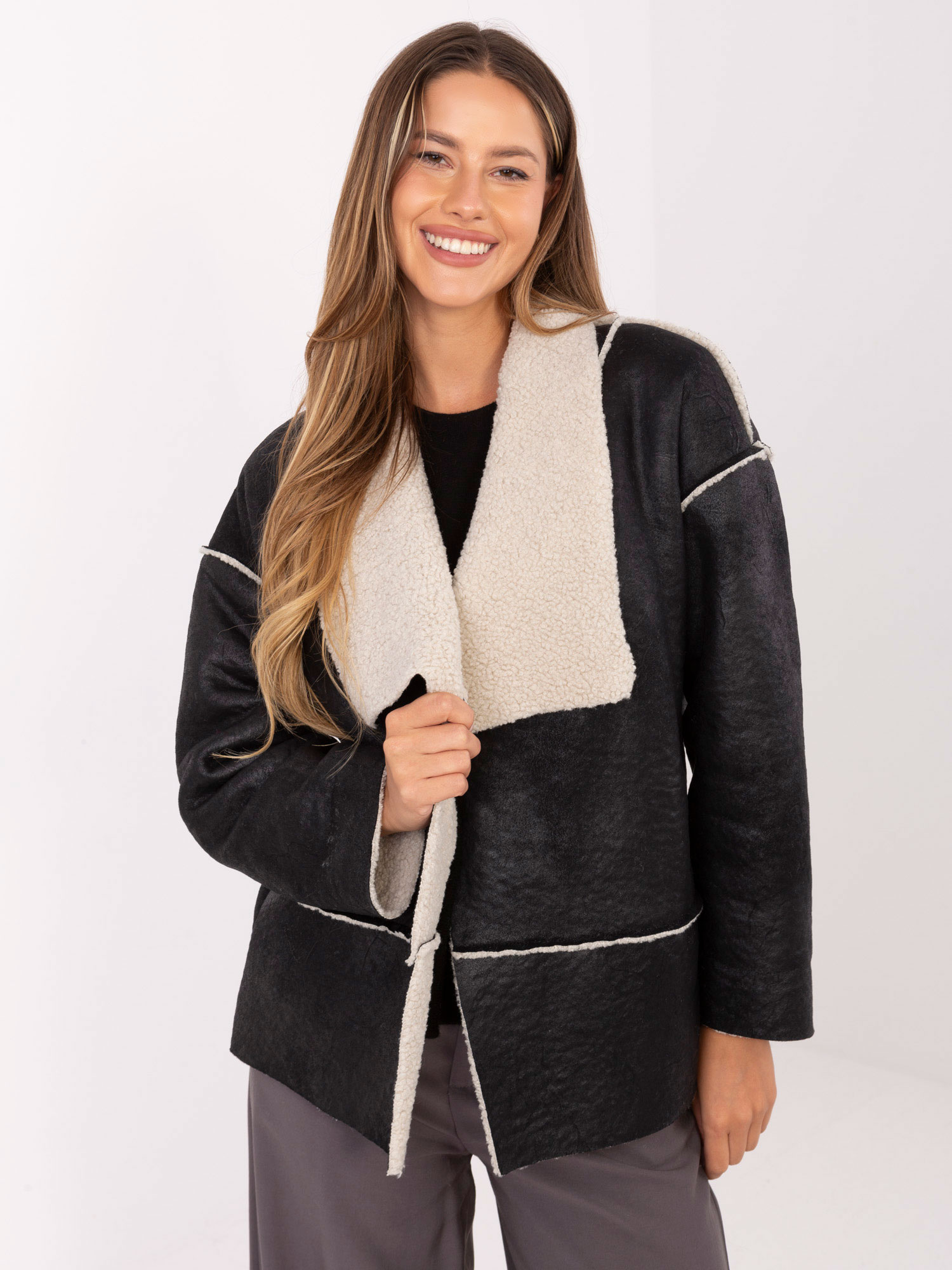 Čierna dámska prechodná bunda bez zapínania IT-KR-95616.66-black Veľkosť: ONE SIZE