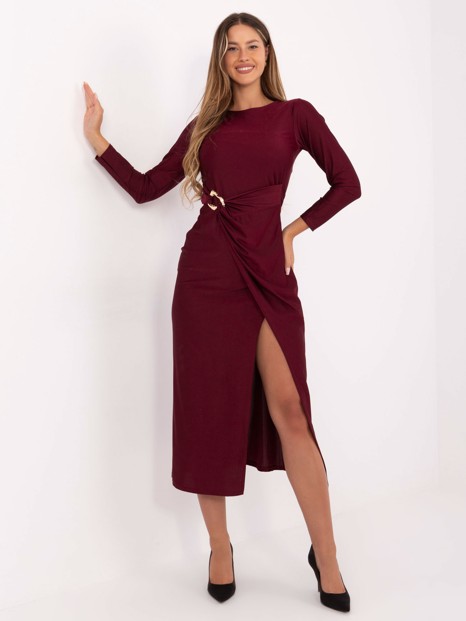 Bordové dámske viskózové šaty s vysokým rozparkom a zlatou sponou IT-SK-21609.83-bordo Veľkosť: ONE SIZE