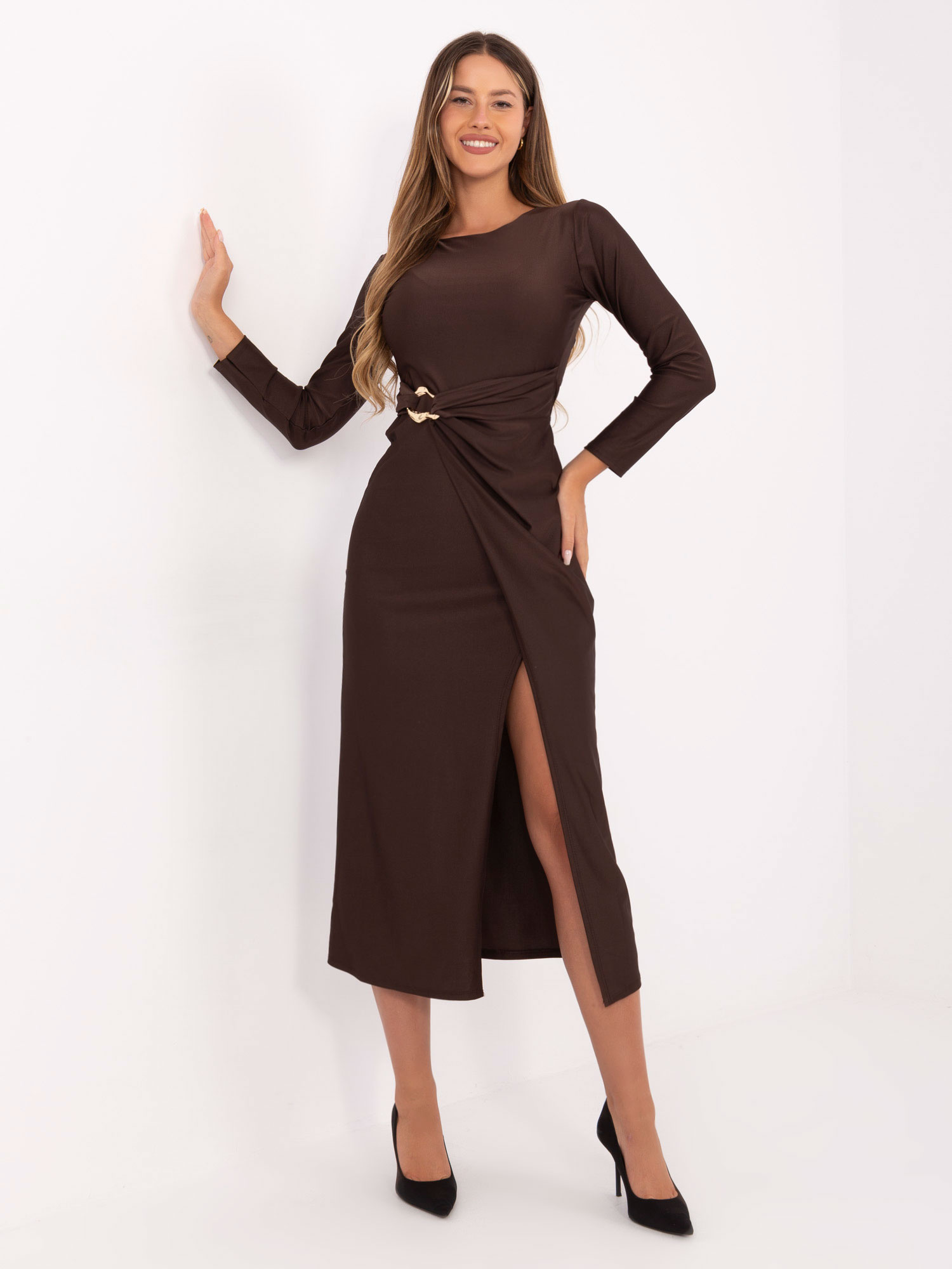 Tmavohnedé dámske viskózové šaty s vysokým rozparkom a zlatou sponou IT-SK-21609.83-dark brown Veľkosť: ONE SIZE