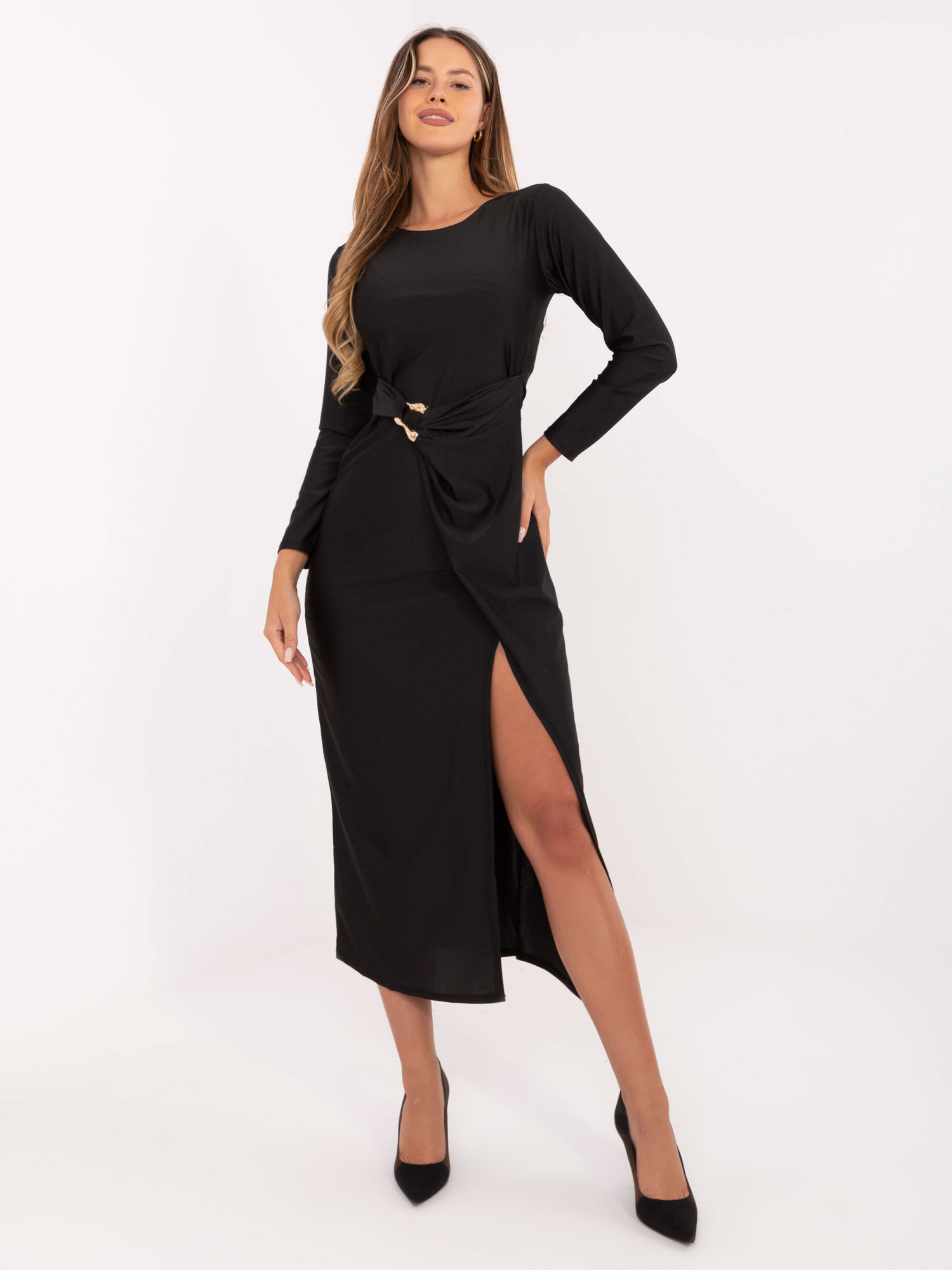 Čierne dámske viskózové šaty s vysokým rozparkom a zlatou sponou IT-SK-21609.83-black Veľkosť: ONE SIZE