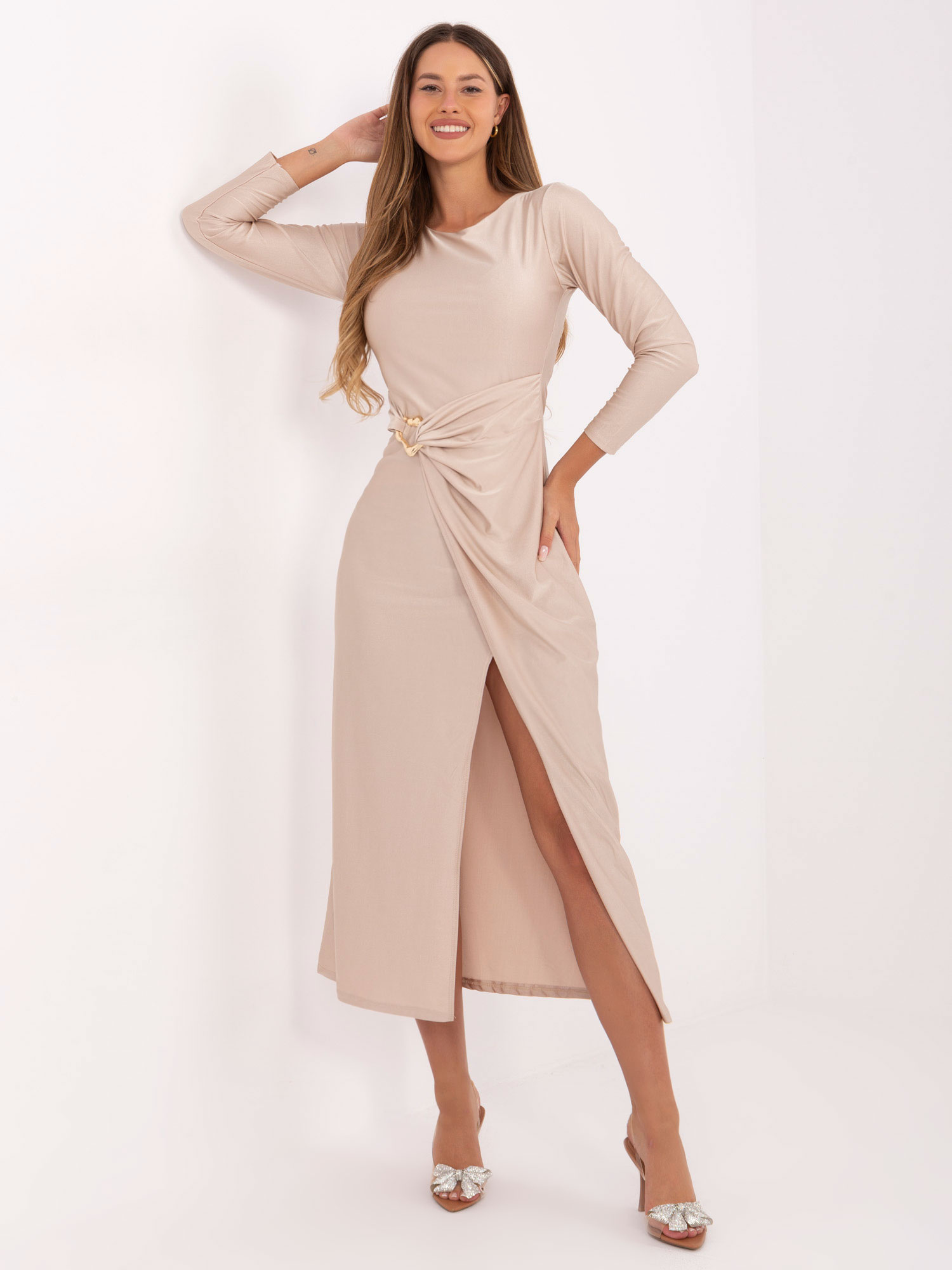 Béžové dámske viskózové šaty s vysokým rozparkom a zlatou sponou IT-SK-21609.83-beige Veľkosť: ONE SIZE