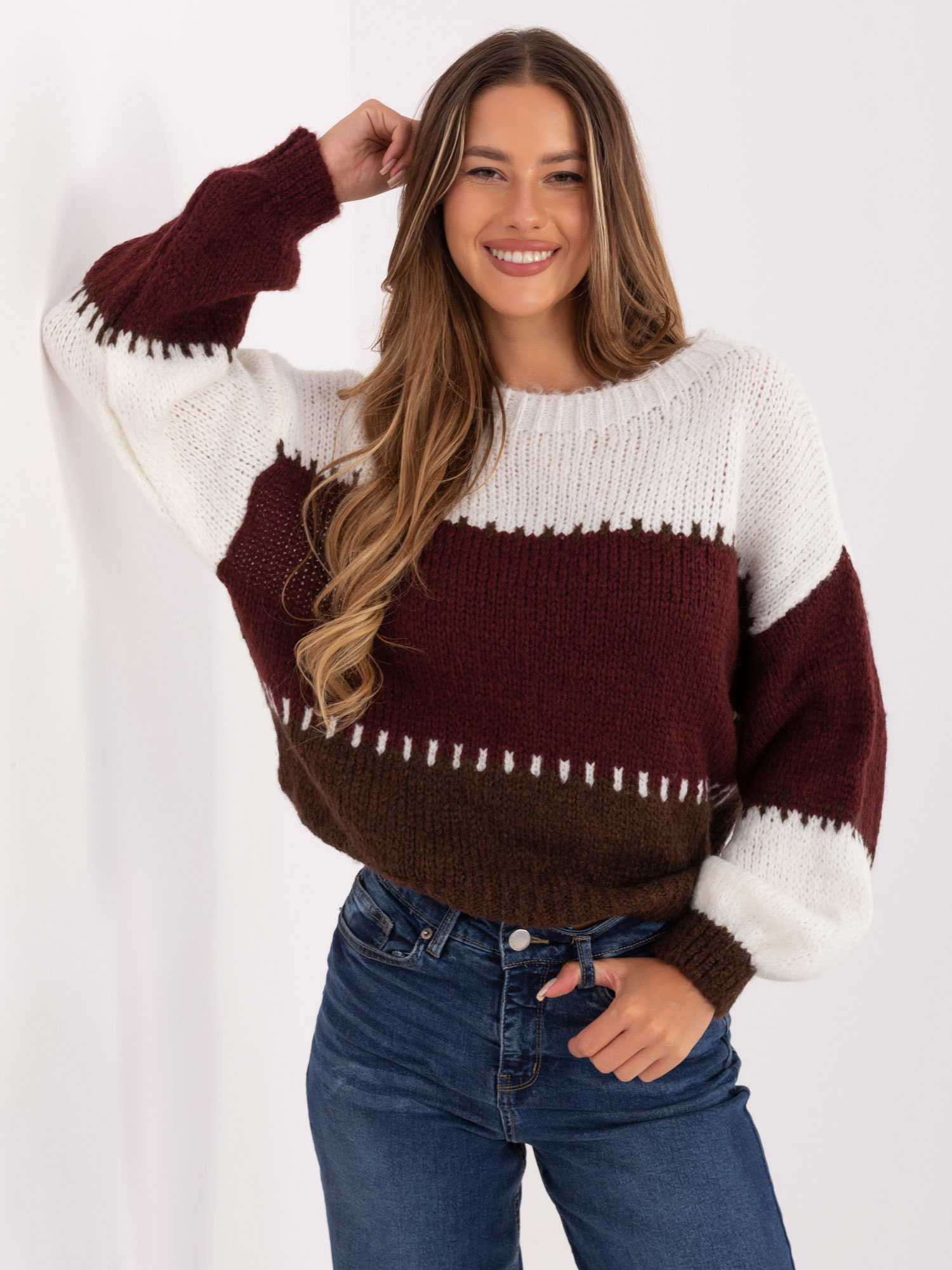 Ecru-vínový dámsky pletený sveter s pruhmi -MI-SW-3181.22-burgundy Veľkosť: ONE SIZE