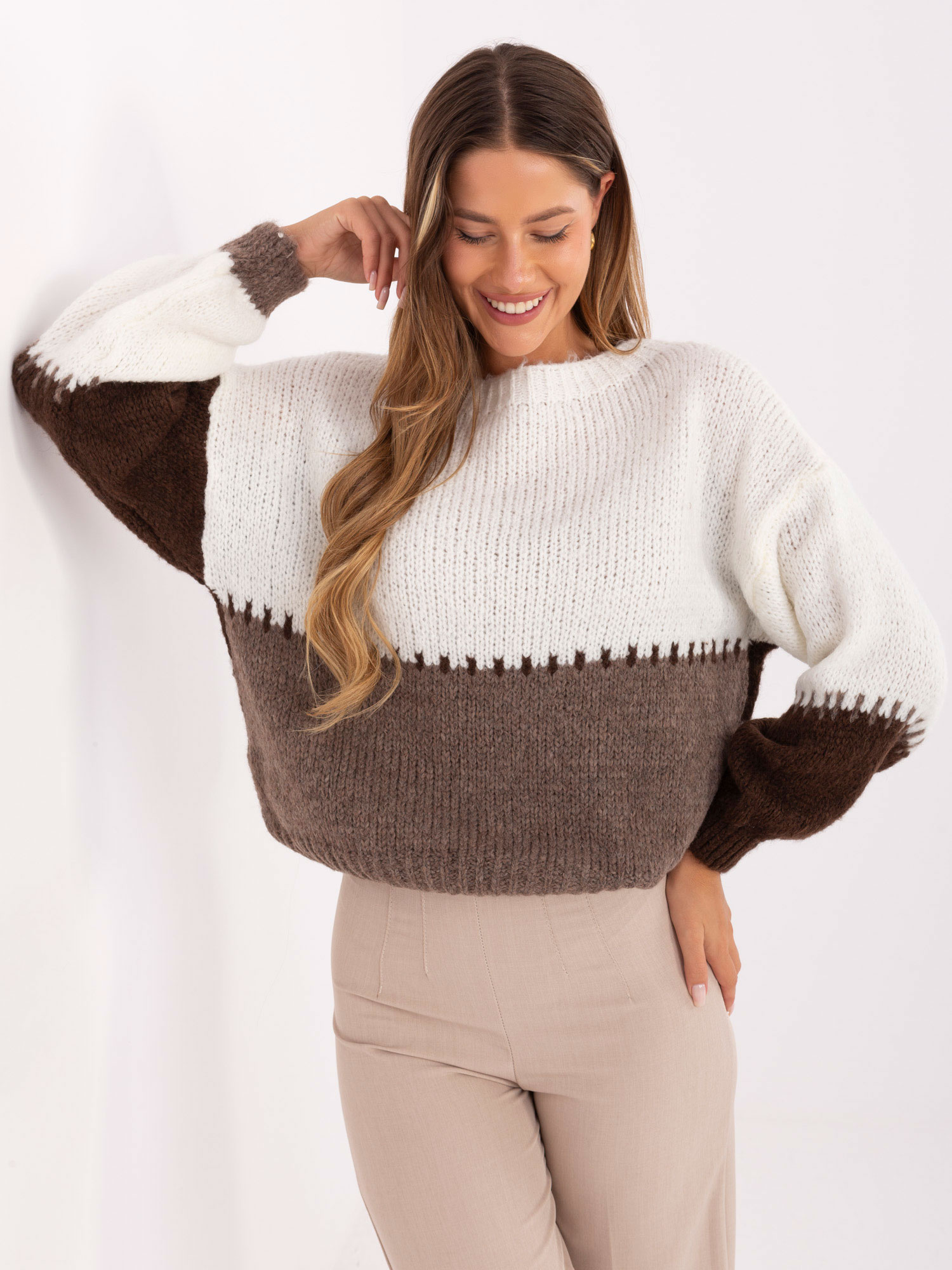 Ecru-hnedý dámsky pletený sveter s pruhmi -MI-SW-3181.22-brown Veľkosť: ONE SIZE