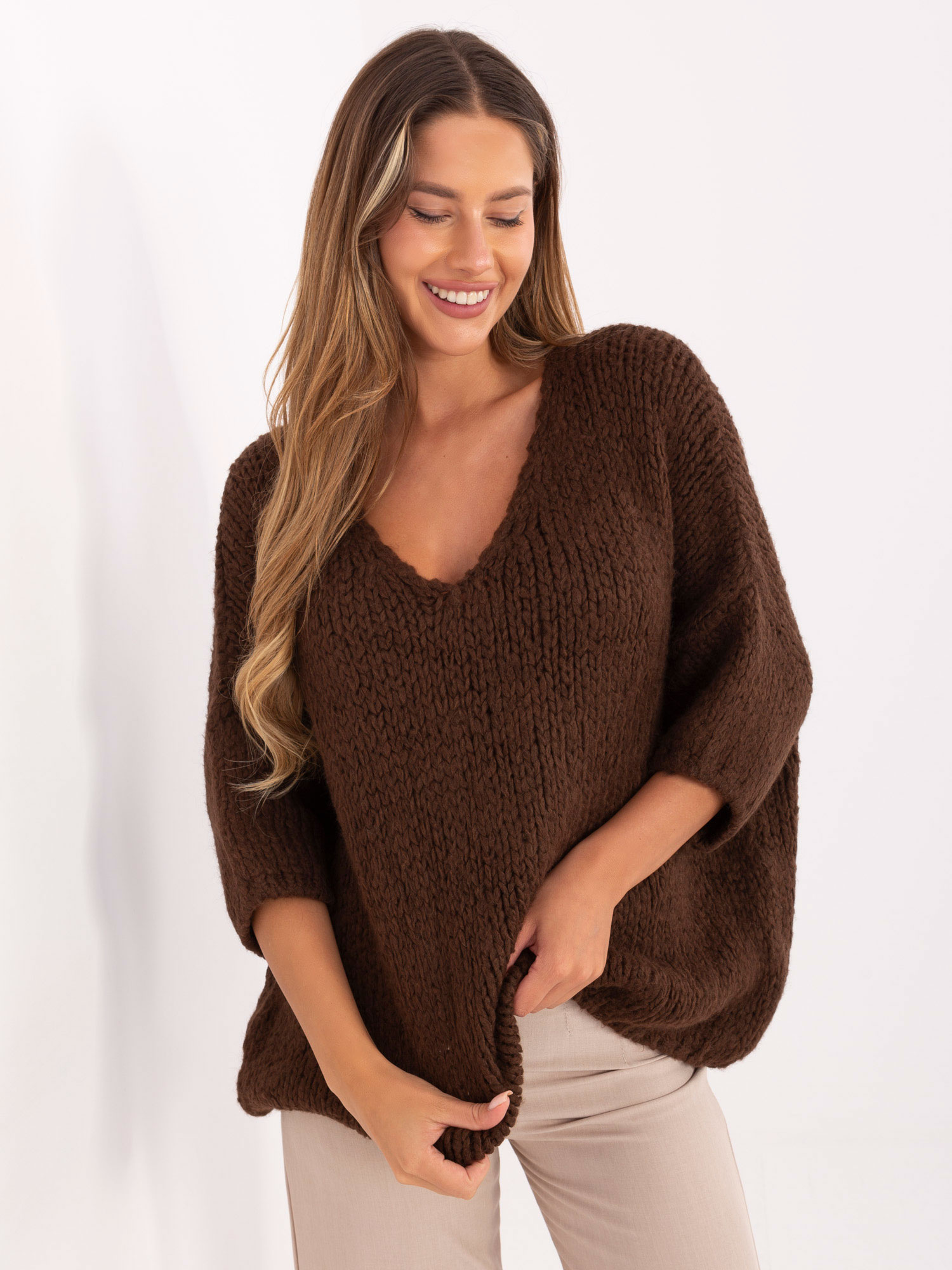 Hnedý dámsky oversize sveter IT-SW-7703.70-brown Veľkosť: ONE SIZE
