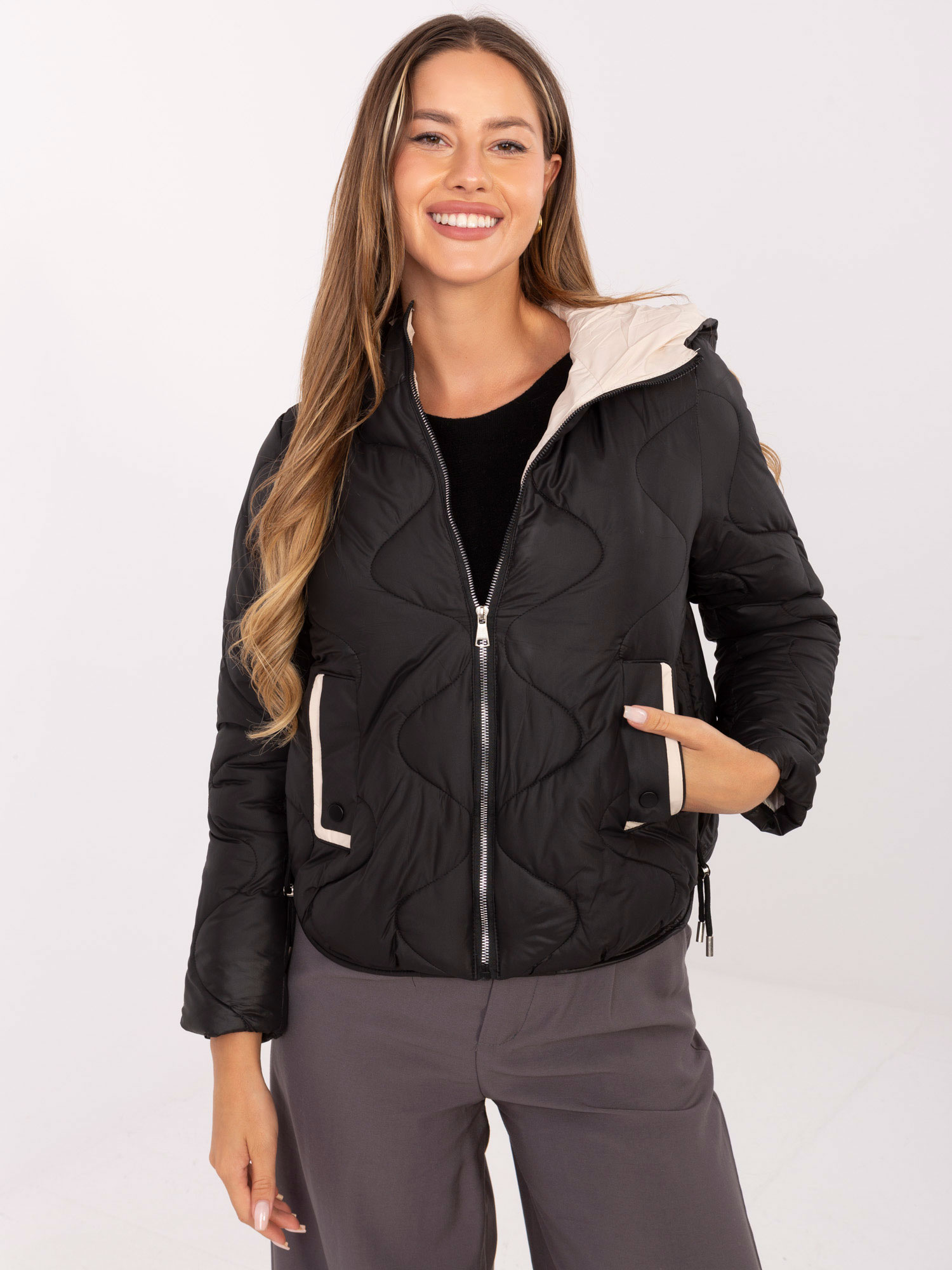 Čierna dámska prešívaná prechodná bunda s kapucňou MBM-KR-2211.88-black Veľkosť: XL