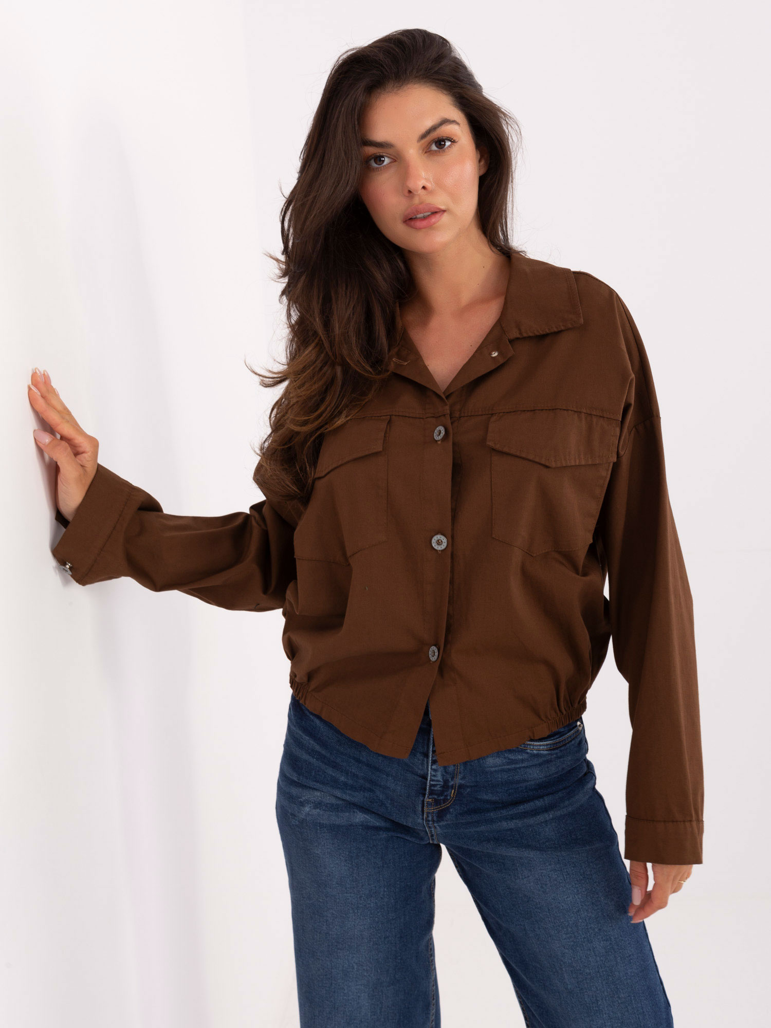 Voľná hnedá dámska košeľa s elastickým spodným lemom IT-KS-FL9273.86-brown Veľkosť: ONE SIZE