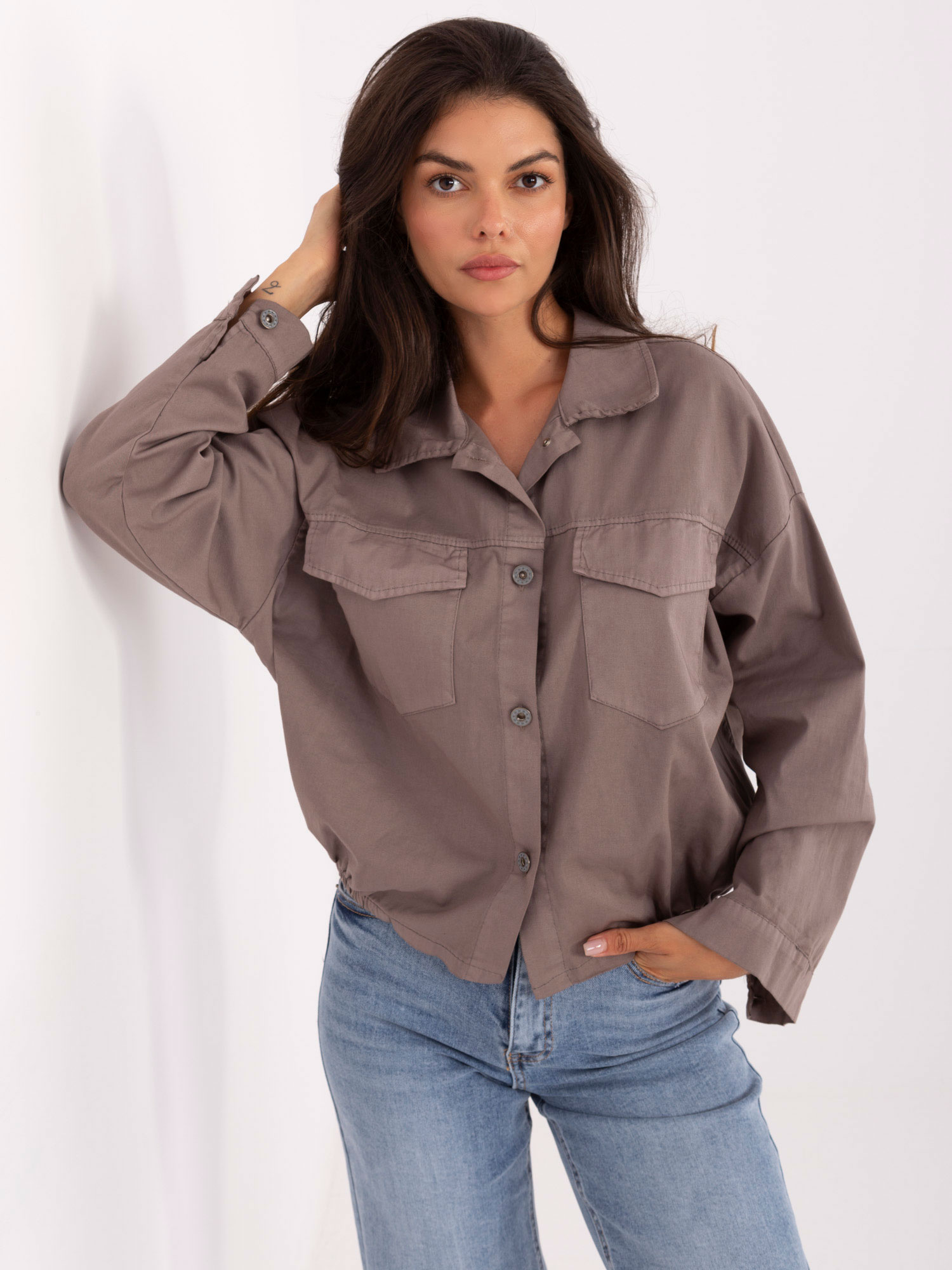 Voľná tmavo béžová dámska košeľa s elastickým spodným lemom IT-KS-FL9273.86-dark beige Veľkosť: ONE SIZE