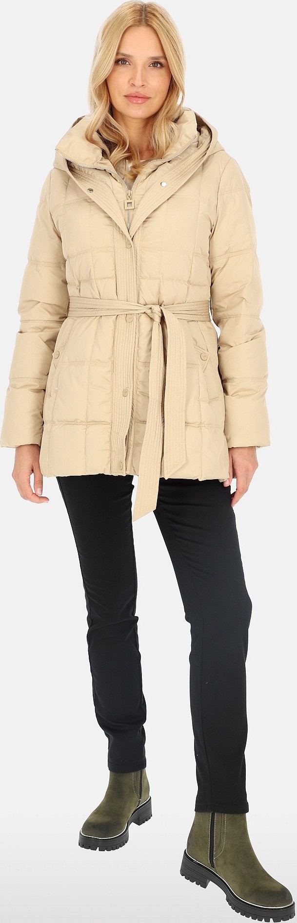 Svetlo béžová dámska krátka páperová bunda s kapucňou a zaväzovaním BLH 241004 FX Veľkosť: S