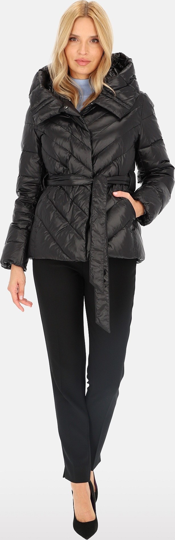 Čierna dámska krátka páperová bunda s kapucňou a zaväzovaním BLH 241007 FX Veľkosť: 2XL