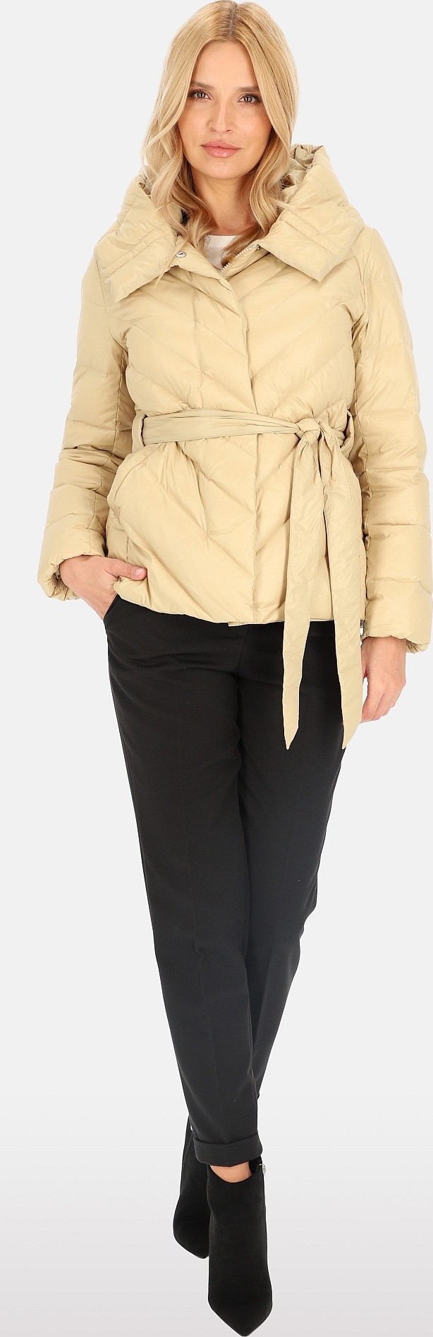 Béžová dámska krátka páperová bunda s kapucňou a zaväzovaním BLH 241007 FX Veľkosť: S