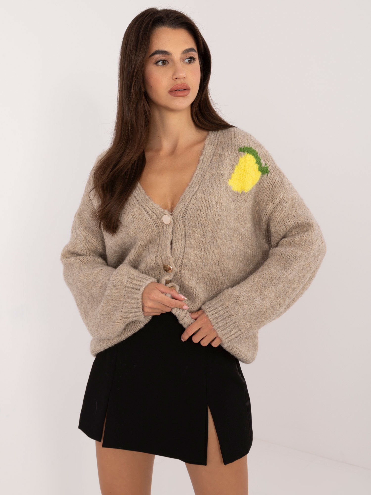 Tmavobéžový háčkovaný sveter s citrónmi MI-SW-2108.92-dark beige Veľkosť: ONE SIZE