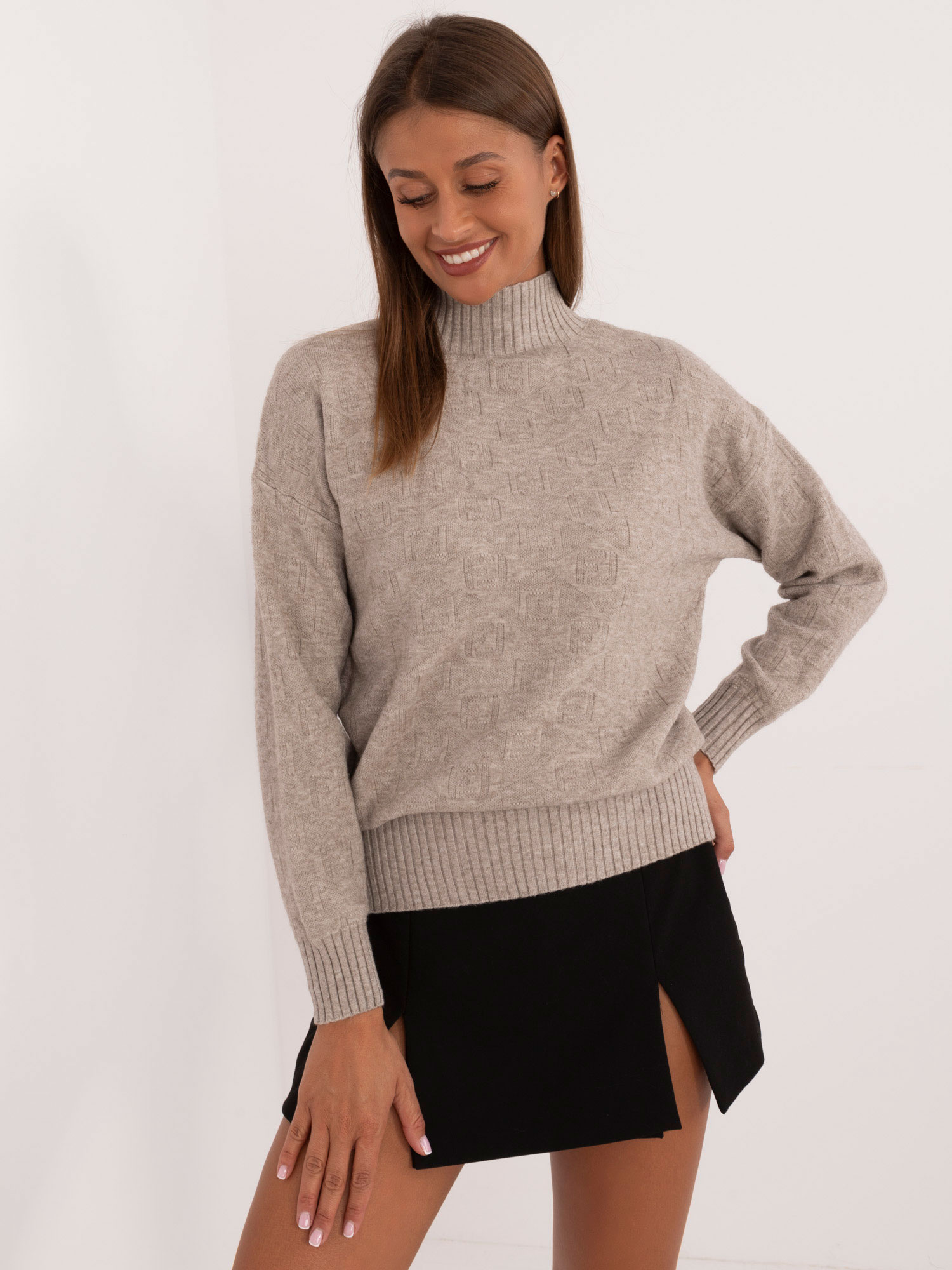 Tmavobéžový dámsky sveter so vzormi AT-SW-2339.54-dark beige Veľkosť: ONE SIZE