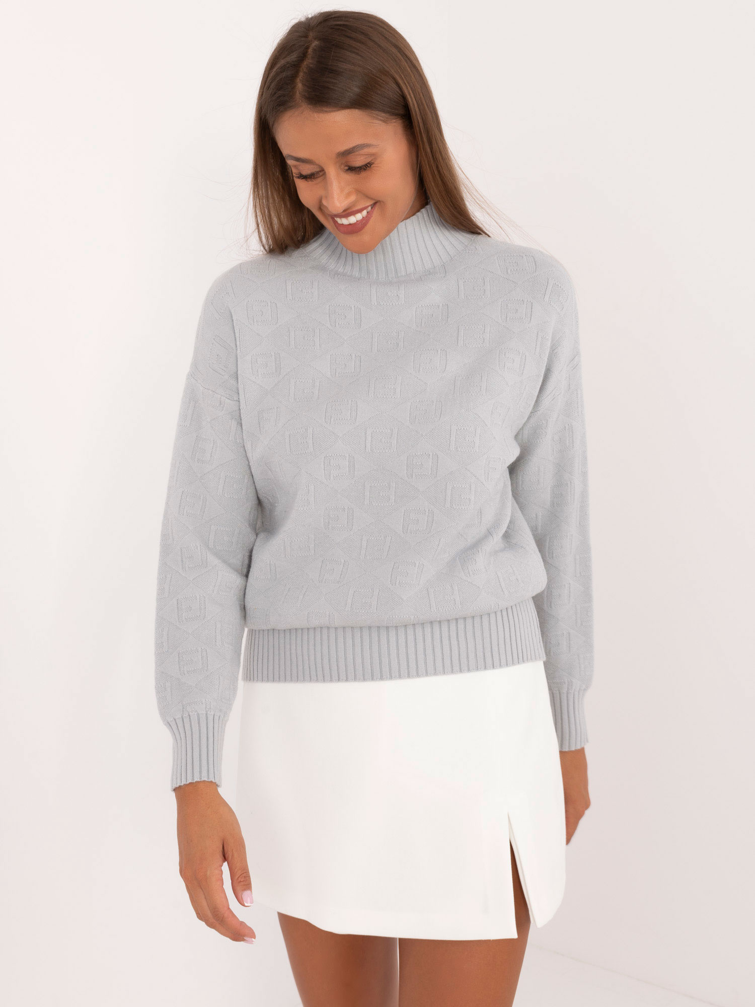 Svetlosivý dámsky sveter so vzormi AT-SW-2339.54-light grey Veľkosť: ONE SIZE