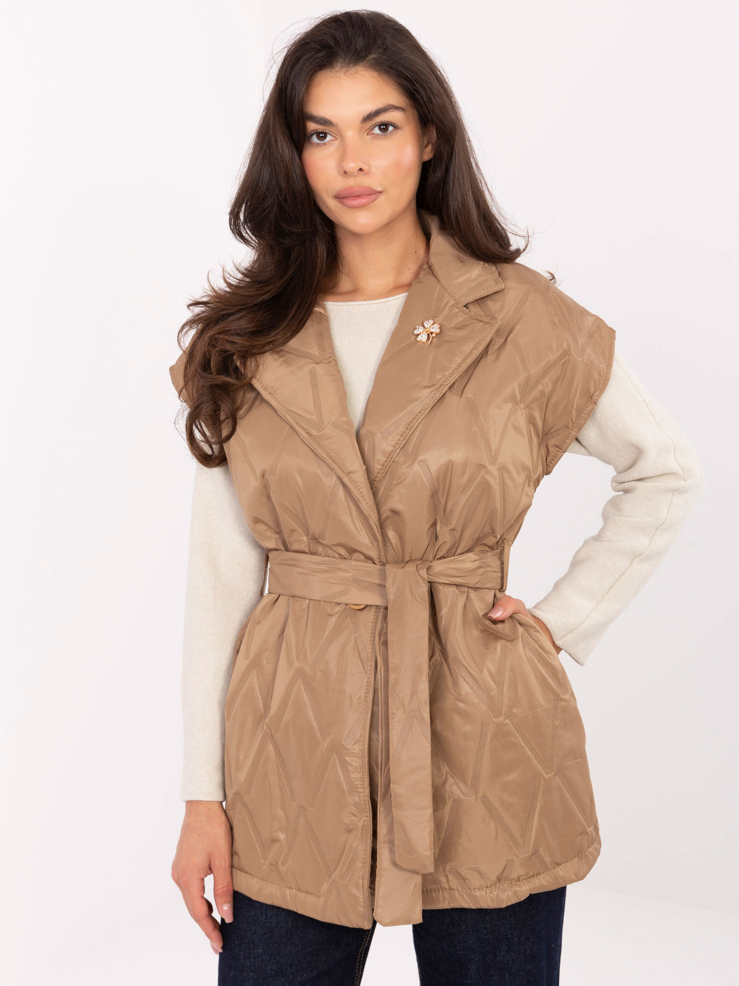 Svetlohnedá dámska prešívaná vesta s vreckami IT-KZ-FL9603.87-camel Veľkosť: ONE SIZE
