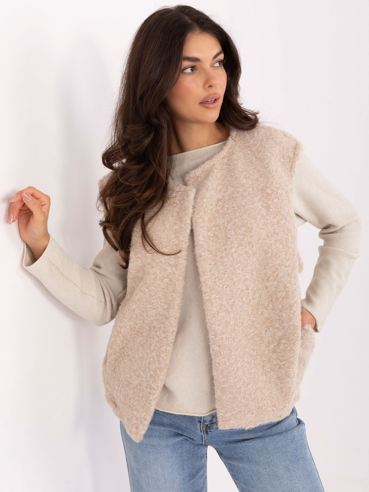 Svetlobéžová dámska pletená vesta s vreckami IT-KZ-FL9622.29P-light beige Veľkosť: ONE SIZE