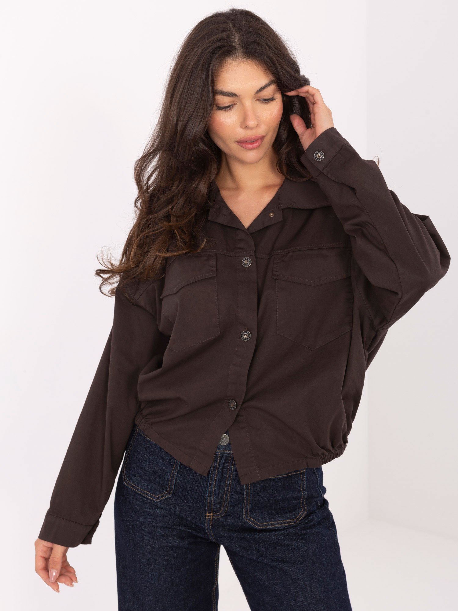 Voľná tmavohnedá dámska košeľa s elastickým spodným lemom IT-KS-FL9273.86-dark brown Veľkosť: ONE SIZE
