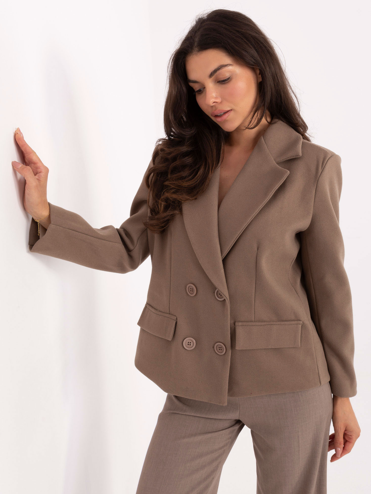 Tmavobéžový dámsky krátky kabát s dvojitým zapínaním IT-KR-FL9559.02P-dark beige Veľkosť: ONE SIZE