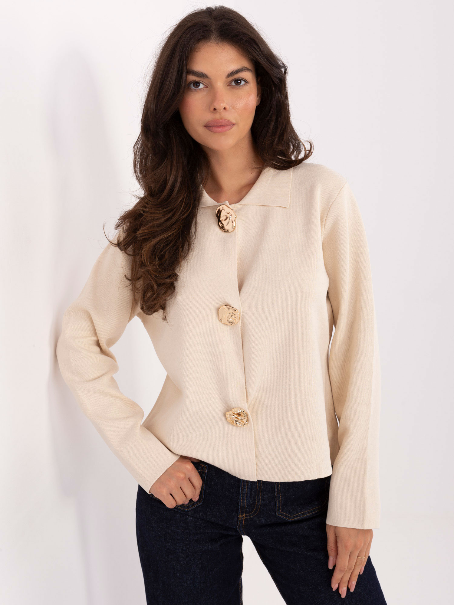 Béžový elegantný dámsky sveter s výraznými gombíkmi PM-SW-CV6659.86-light beige Veľkosť: ONE SIZE