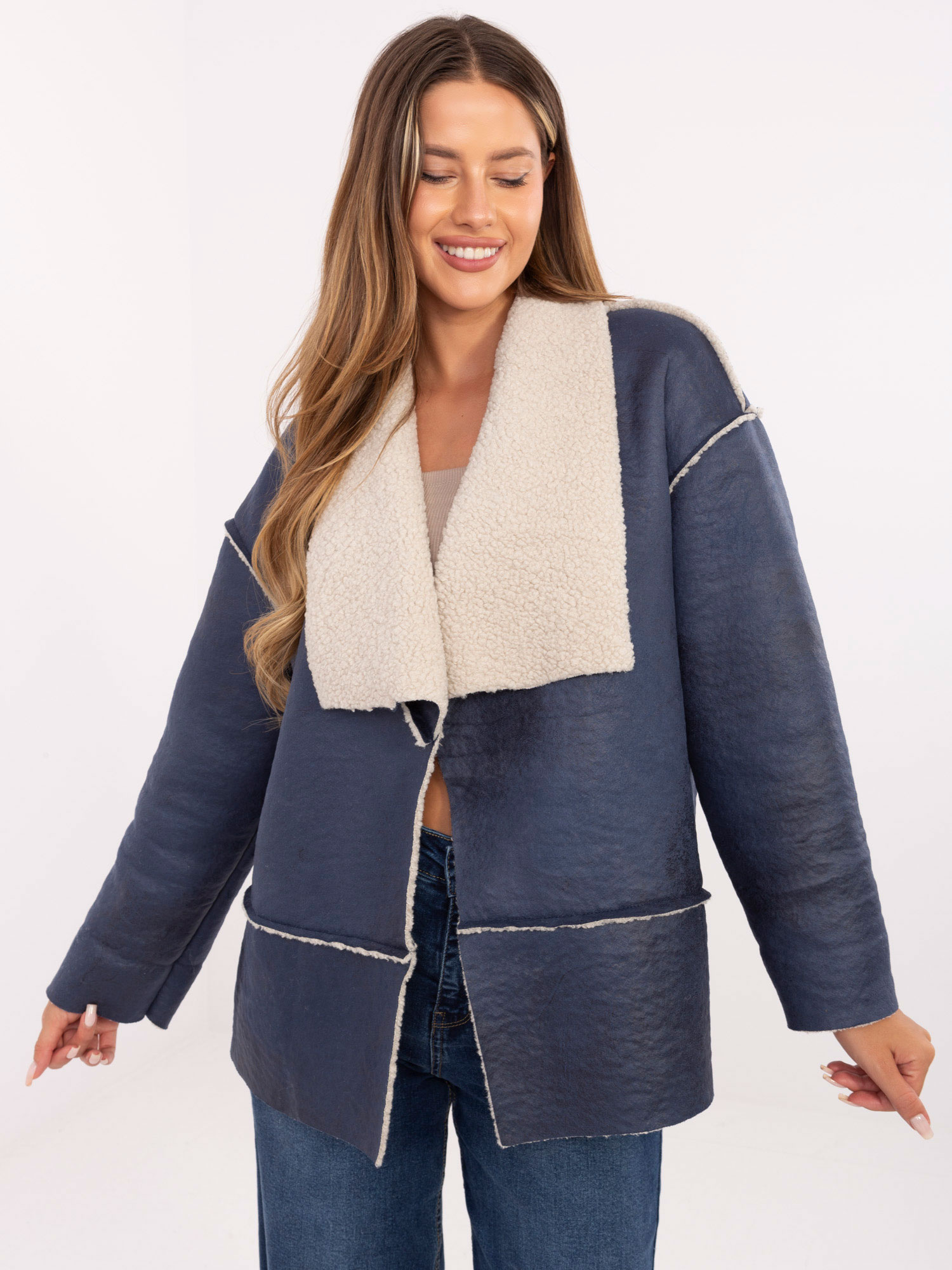 Tmavomodrá dámska prechodná bunda bez zapínania IT-KR-95616.66-navy Veľkosť: ONE SIZE