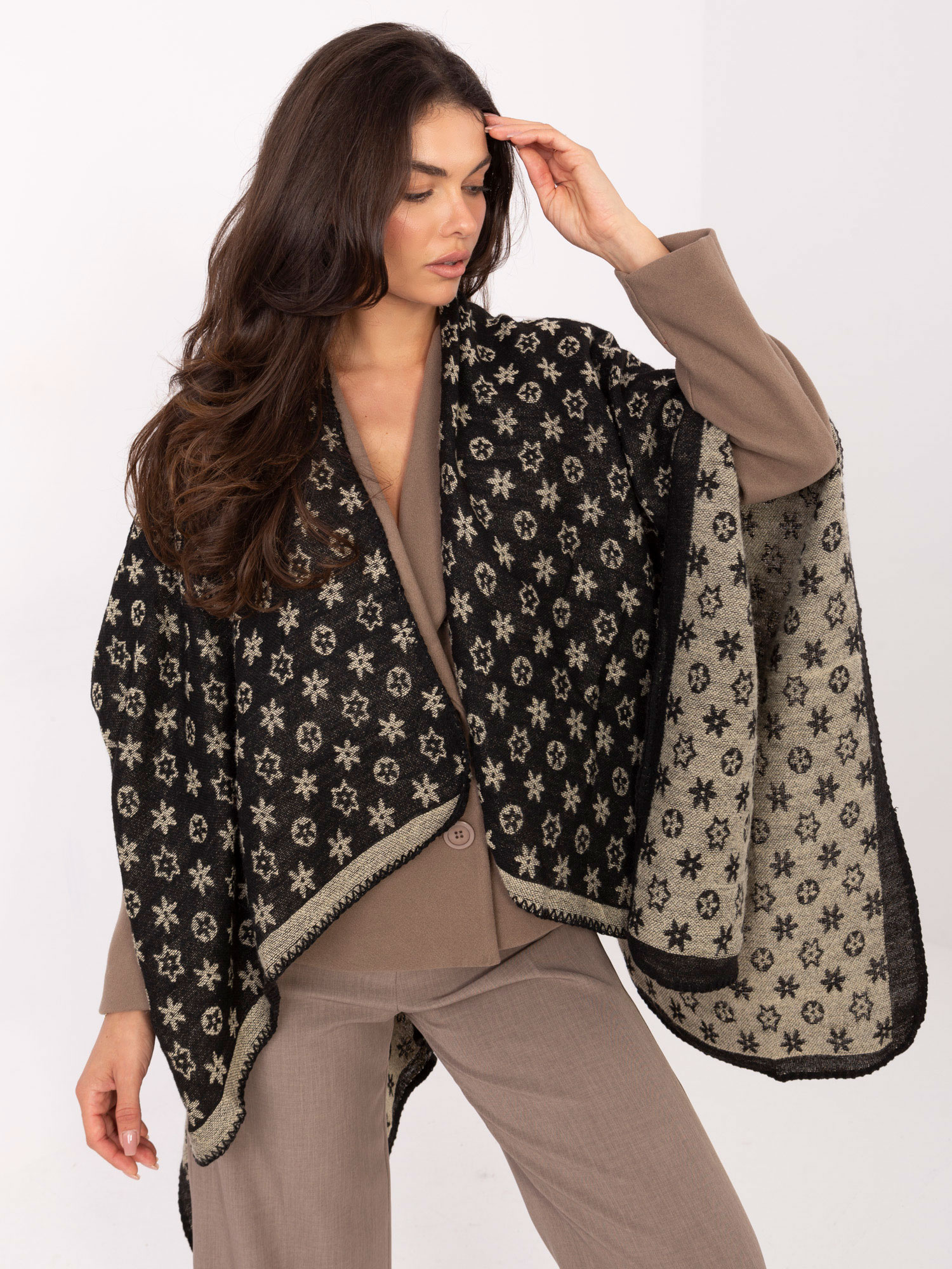 Čierno-béžové dámske pončo s potlačou AT-PN-7661.89-black-beige Veľkosť: ONE SIZE