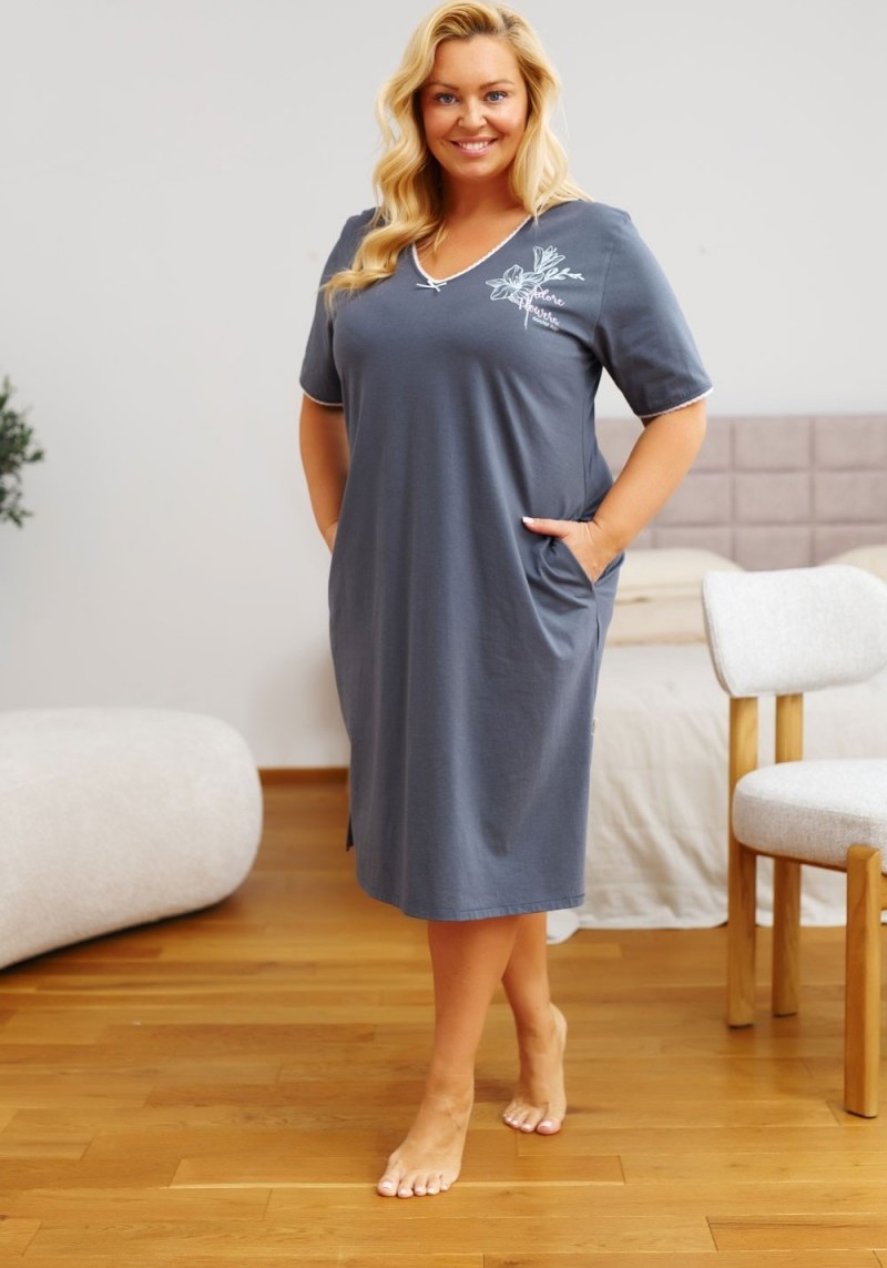 Doctor Nap Tmavosivá dámska plus size nočná košeľa s vreckami Veľkosť: L