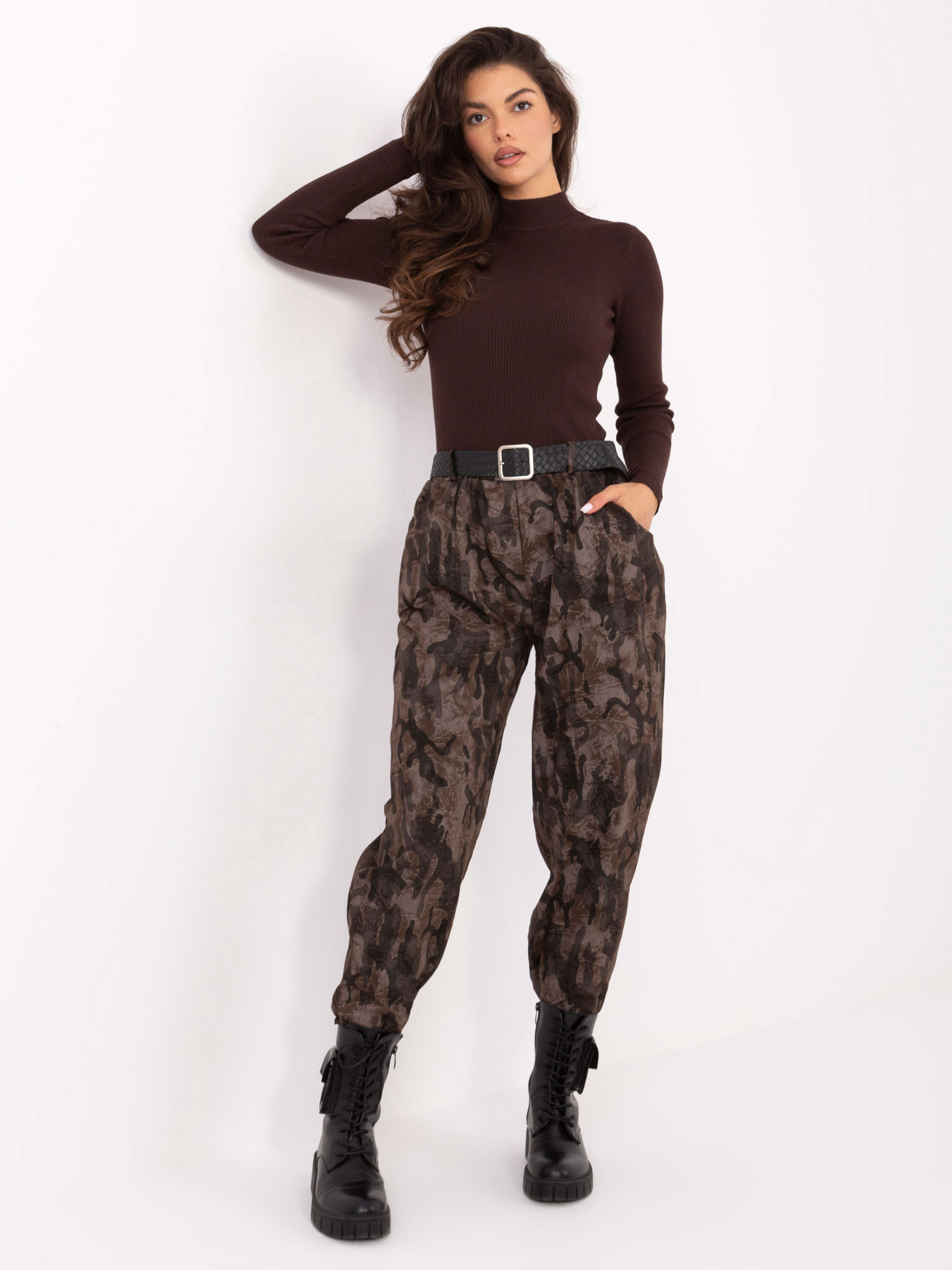 Tmavo hnedé dámske viskózové nohavice s maskáčovým vzorom a opaskom IT-SP-242975.84-dark brown Veľkosť: ONE SIZE
