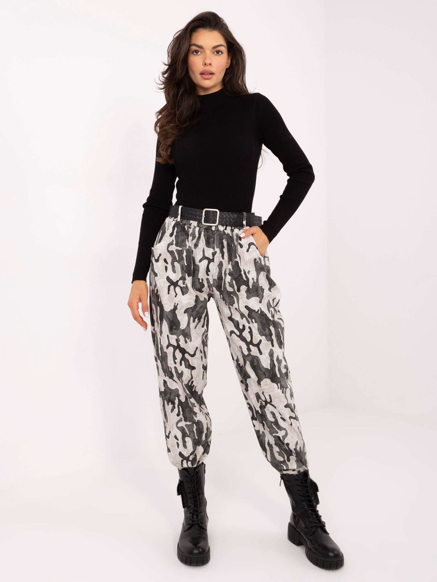 Smotanové dámske viskózové nohavice s maskáčovým vzorom a opaskom IT-SP-242975.84-light beige Veľkosť: ONE SIZE