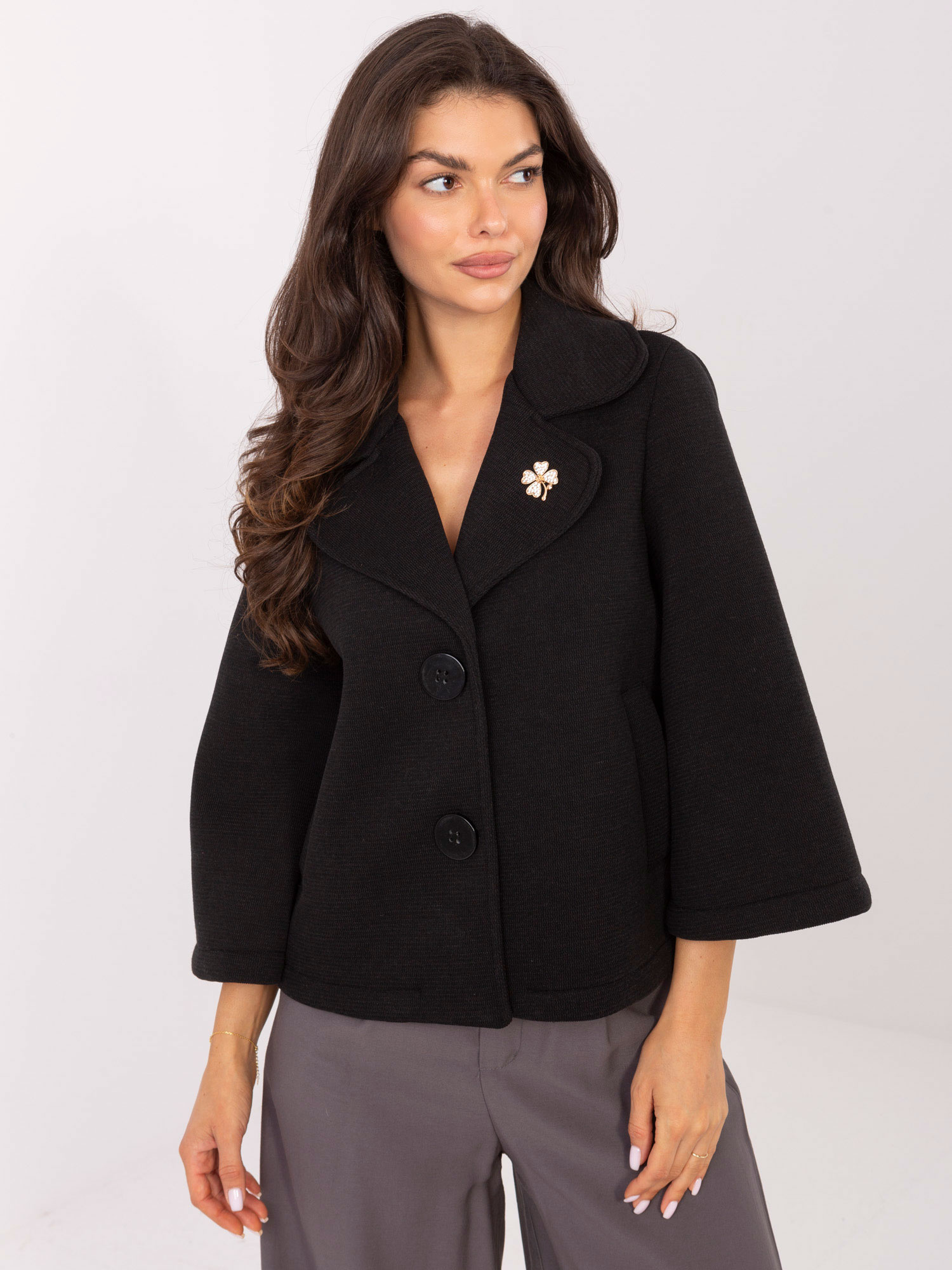 Čierny dámsky krátky kabát so širokými rukávmi a brošňou tIT-KR-FL8159.24-czarny Veľkosť: ONE SIZE