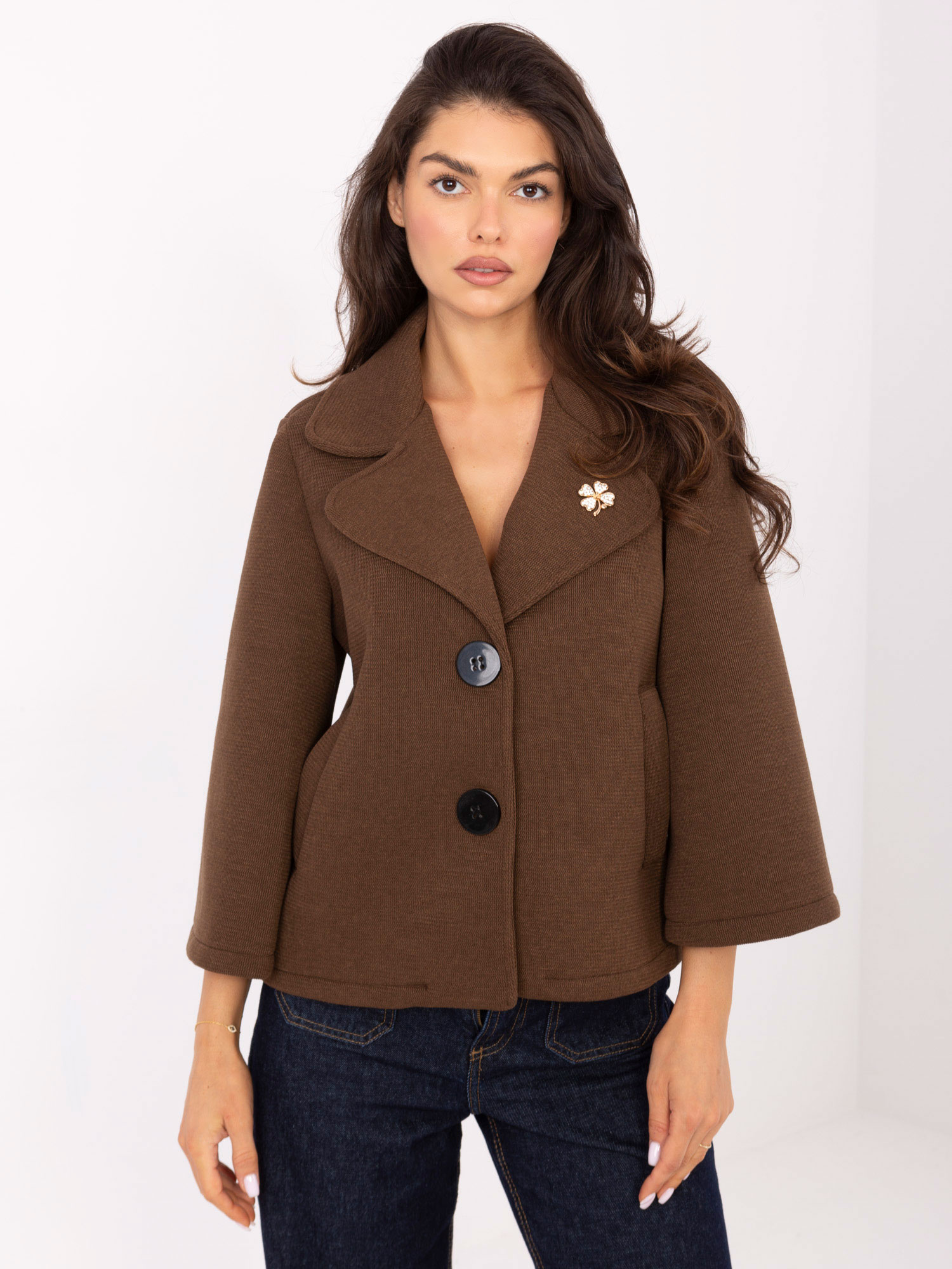 Hnedý dámsky krátky kabát so širokými rukávmi a brošňou IT-KR-FL8159.24-brown Veľkosť: ONE SIZE