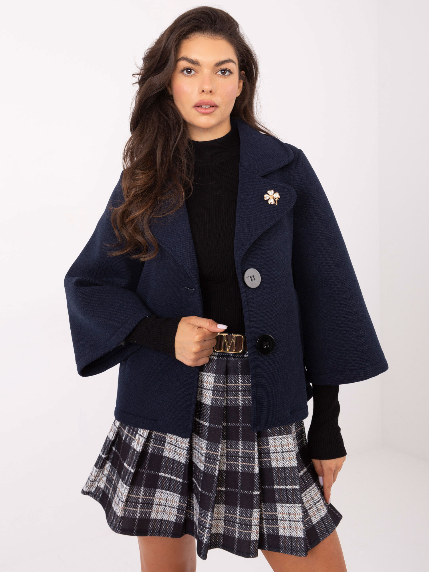 Tmavomodrý dámsky krátky kabát so širokými rukávmi a brošňou IT-KR-FL8159.24-navy Veľkosť: ONE SIZE