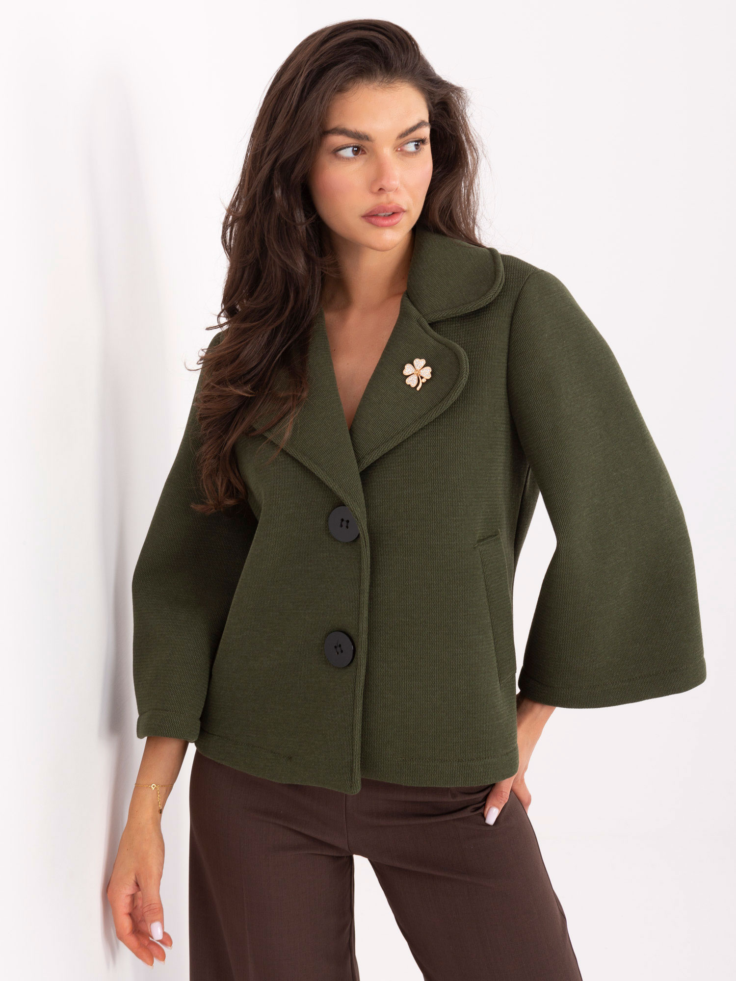 Kaki dámsky krátky kabát so širokými rukávmi a brošňou IT-KR-FL8159.24-khaki Veľkosť: ONE SIZE