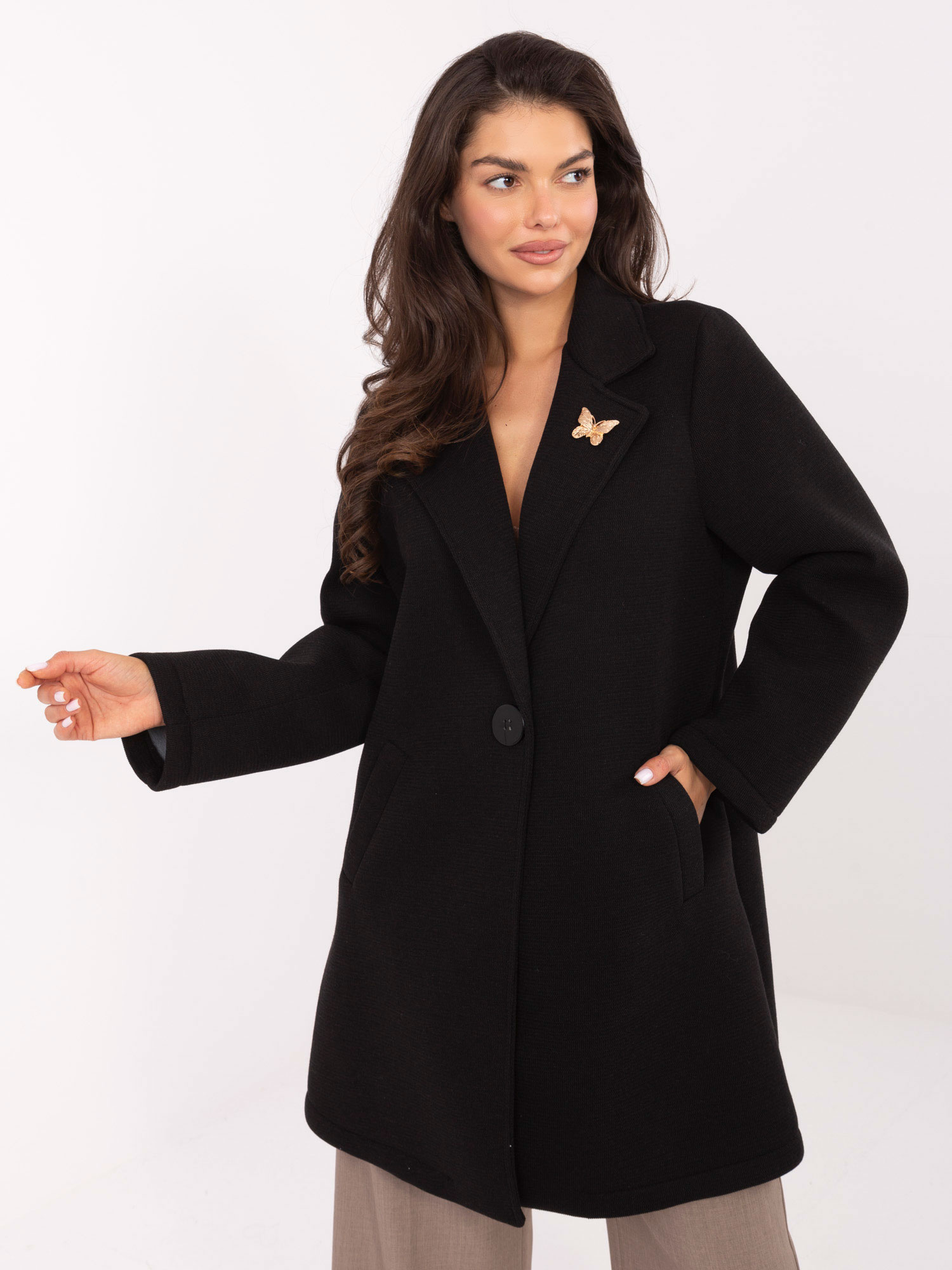 Čierny dámsky krátky kabát s brošňou IT-PL-FL8153.60-black Veľkosť: ONE SIZE