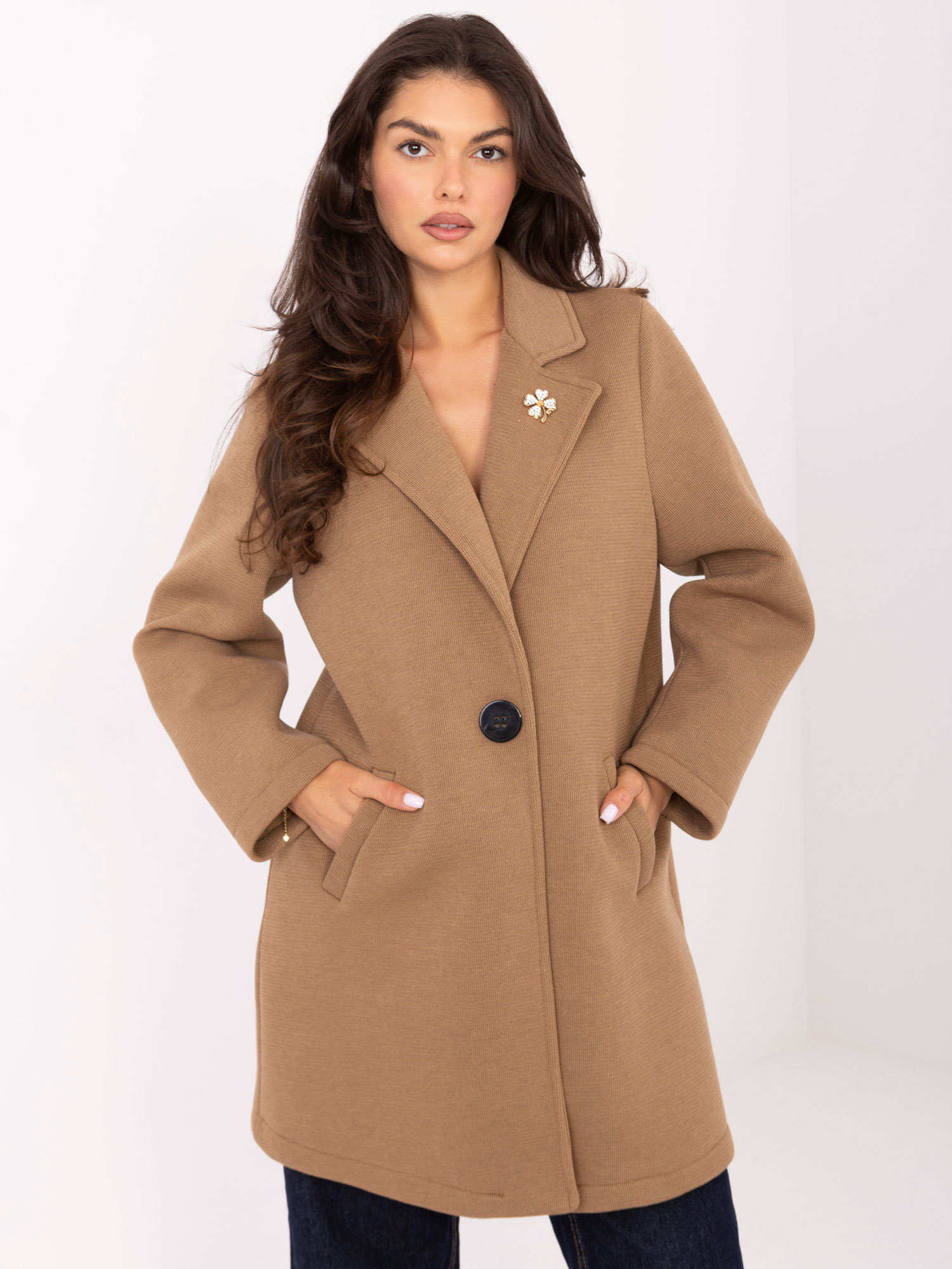 Camel dámsky krátky kabát s brošňou IT-PL-FL8153.60-camel Veľkosť: ONE SIZE