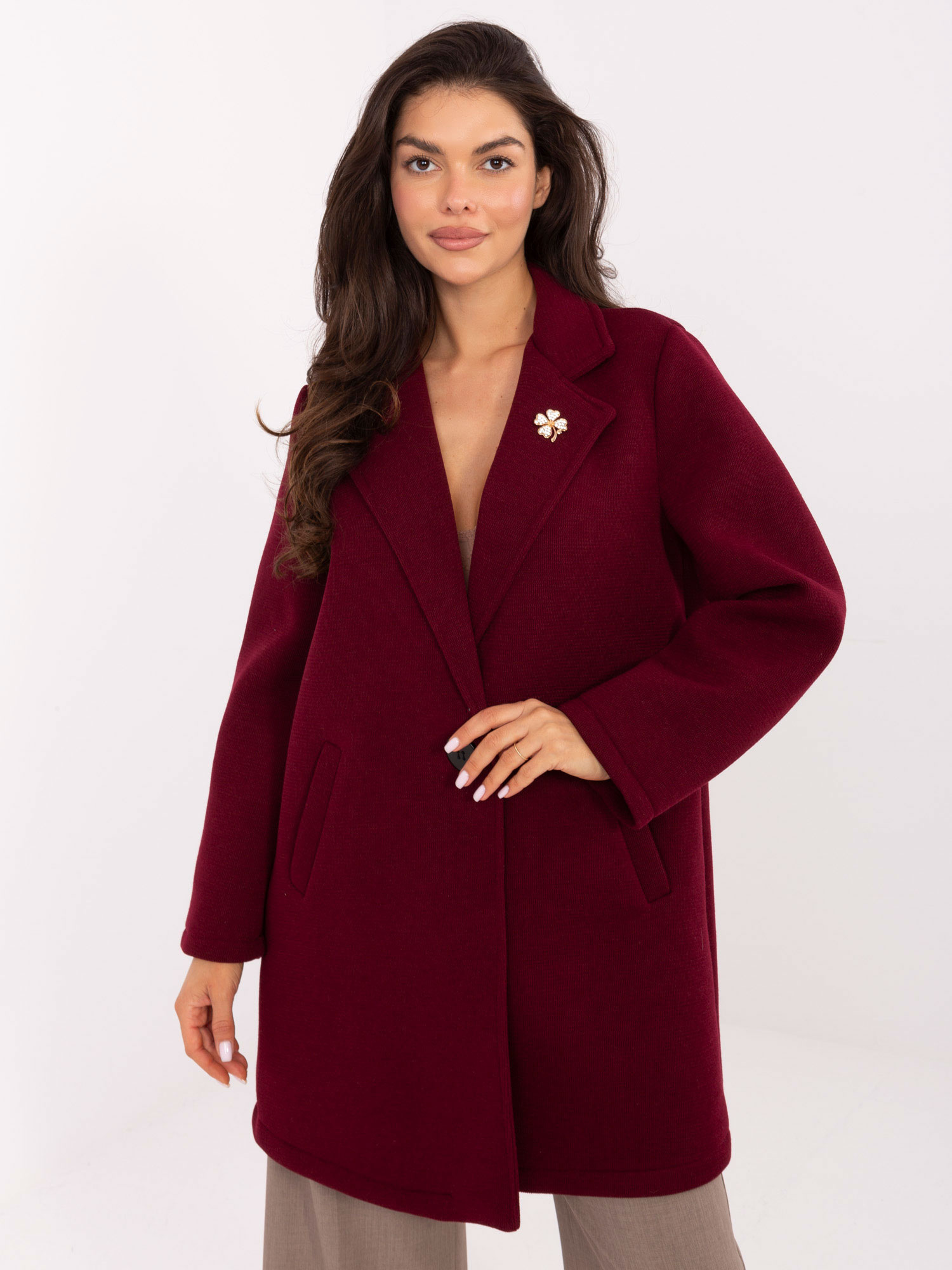 Vínový dámsky krátky kabát s brošňou IT-PL-FL8153.60-bordo Veľkosť: ONE SIZE