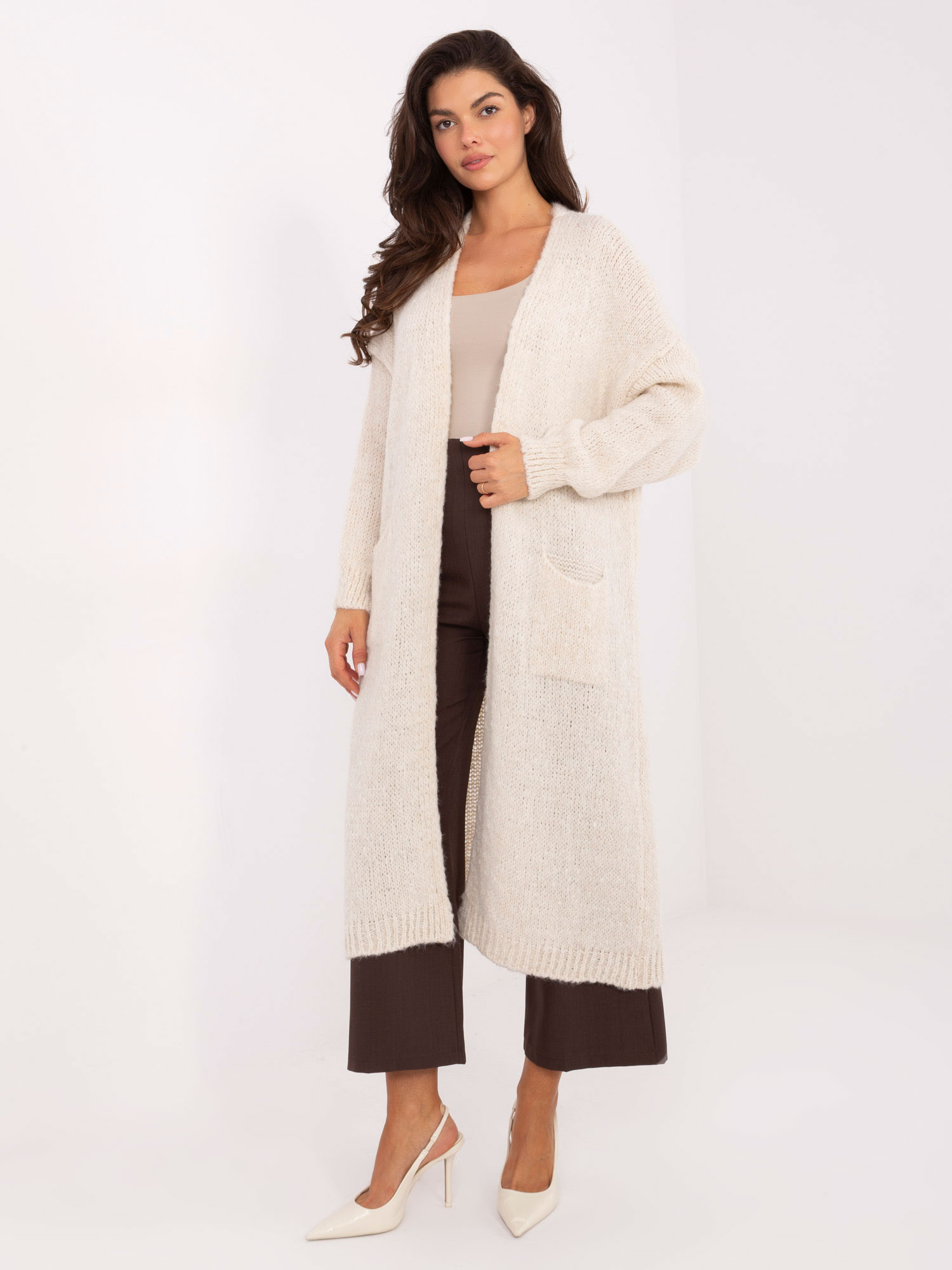 Smotanový dlhý dámsky kardigan s vreckami MI-SW-WM6155.82-light beige Veľkosť: ONE SIZE
