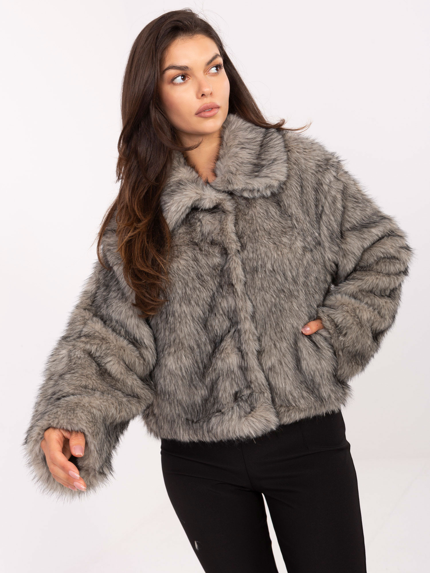 Sivá dámska kožušinová bunda s vreckami IT-KR-2502.50-grey Veľkosť: ONE SIZE